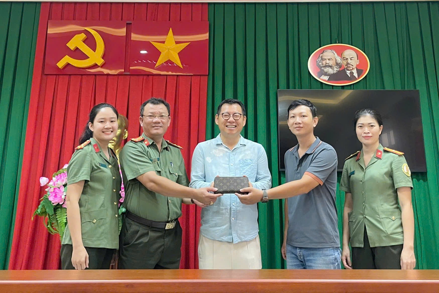 Khánh Hòa: Du khách Hàn Quốc nhanh chóng được trao lại ví đã đánh rơi- Ảnh 1.