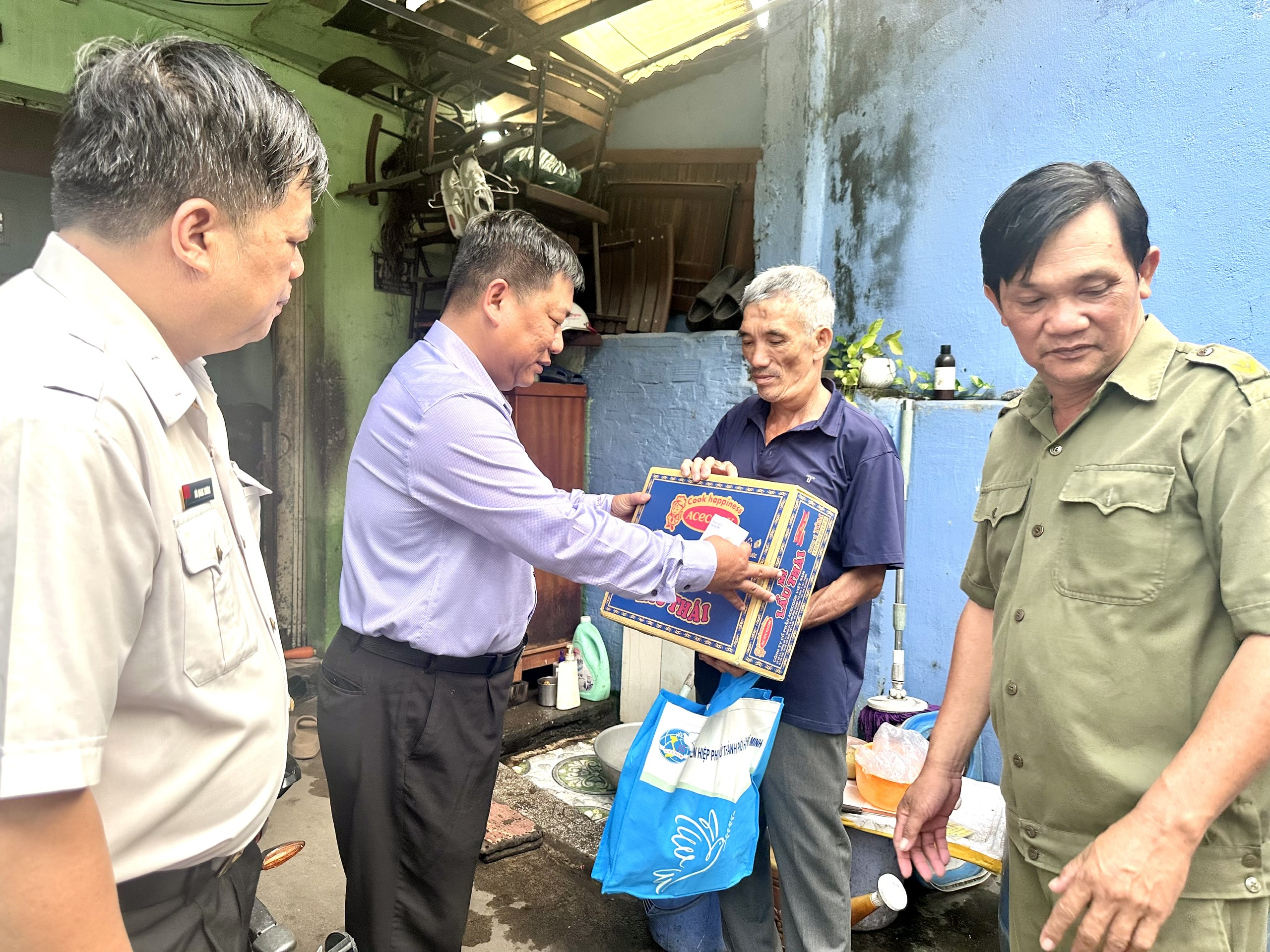 TP.HCM: Phường Tam Bình hỗ trợ người dân sau trận ngập 'lịch sử'- Ảnh 1.