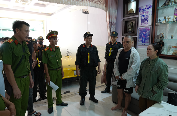 Công an Lâm Đồng triệt phá nhóm cho vay lãi nặng thu lãi 'khủng' ở Phan Thiết - Ảnh 1.