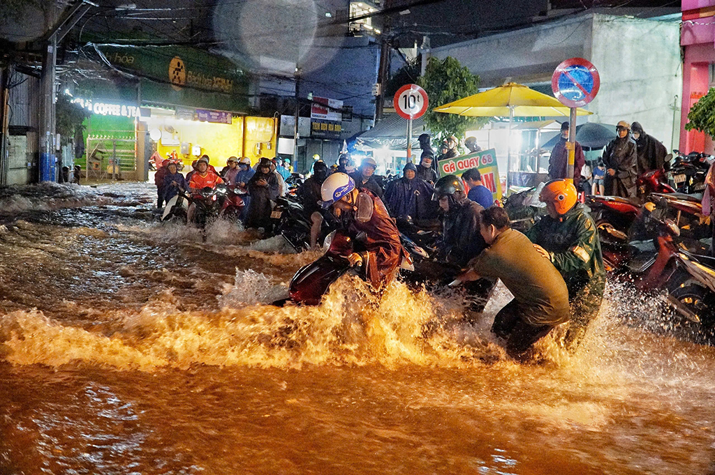 Nắng nóng chưa qua, bão đang 'thập thò'- Ảnh 1. Nắng nóng chưa qua, bão đang 'thập thò'- Ảnh 1.