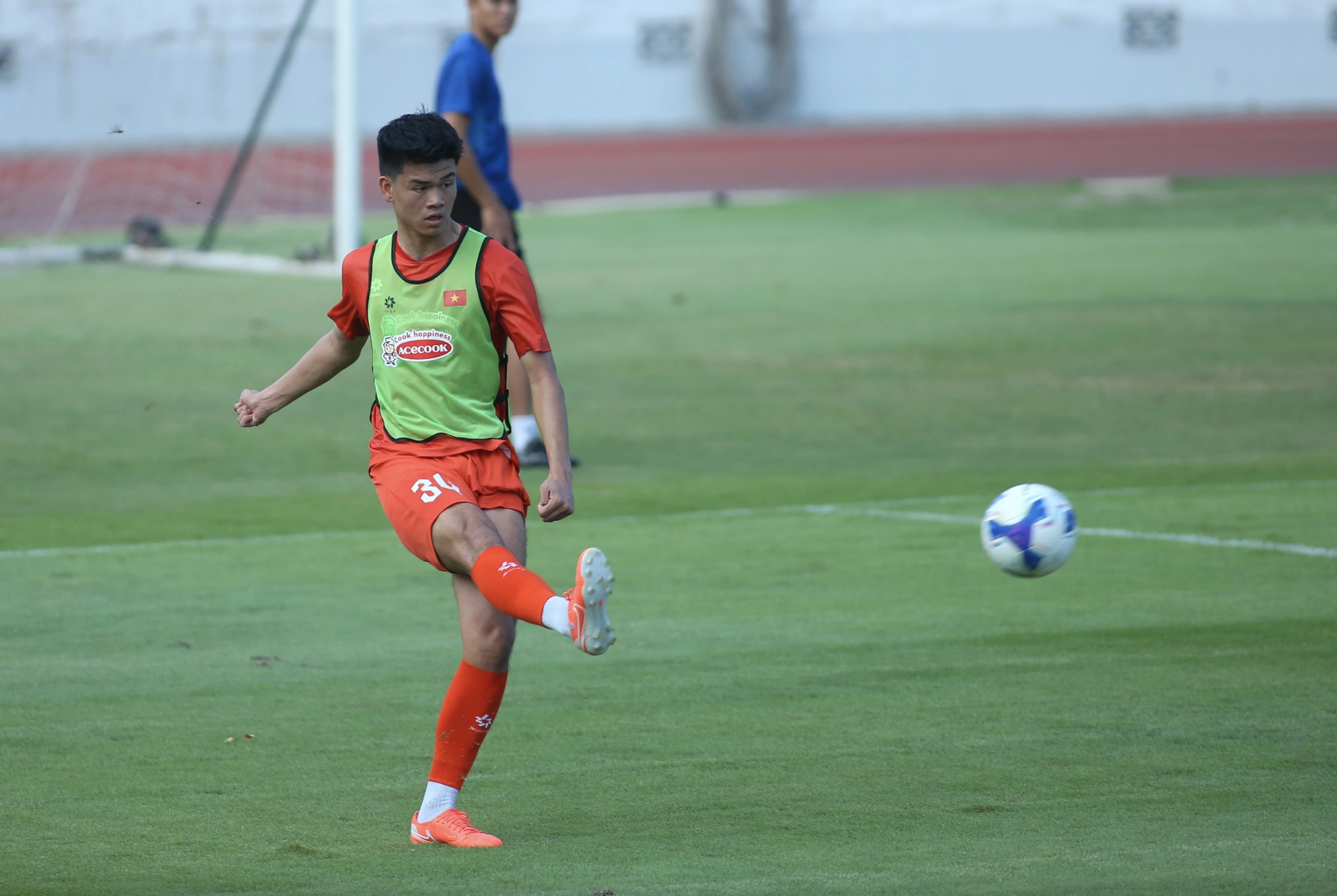 HAGL មានខ្សែការពារខ្ពស់ជាងគេក្នុង V-League៖ កីឡាករ៤នាក់លើសពី១.៩ម៉ែត្រ - រូបថត១. HAGL có hàng phòng ngự cao nhất V-League: 4 cầu thủ trên 1,9 m- Ảnh 1.