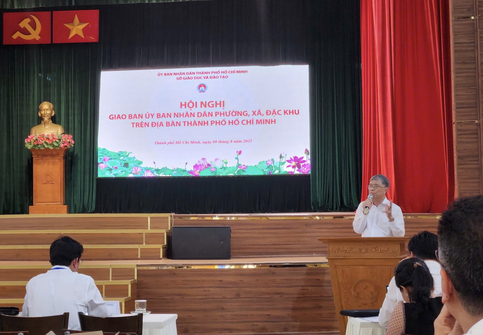 Giám đốc Sở GD-ĐT TP.HCM chỉ đạo nóng về dạy thêm học thêm, thiếu giáo viên - Ảnh 1.