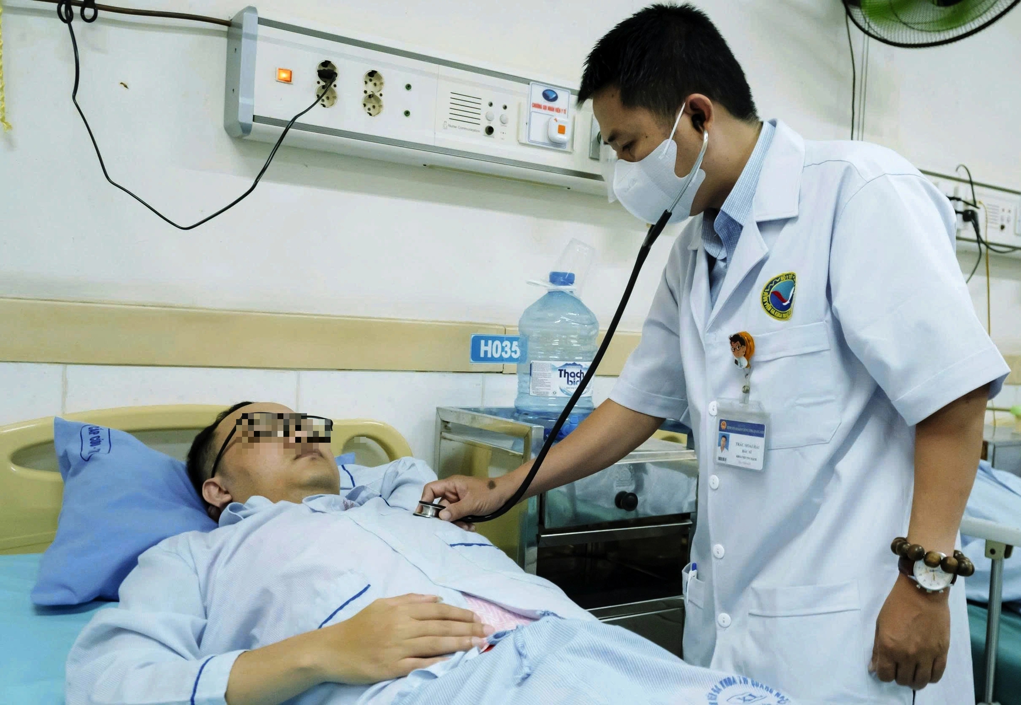 Đà Nẵng: Người đàn ông bất ngờ ngã gục, ngưng tim hoàn toàn khi chờ khám bệnh - Ảnh 2.