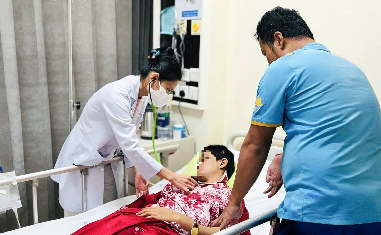 Tai nạn khi đi xe đạp điện khiến bé gái chấn thương sọ não nặng - Ảnh 1.