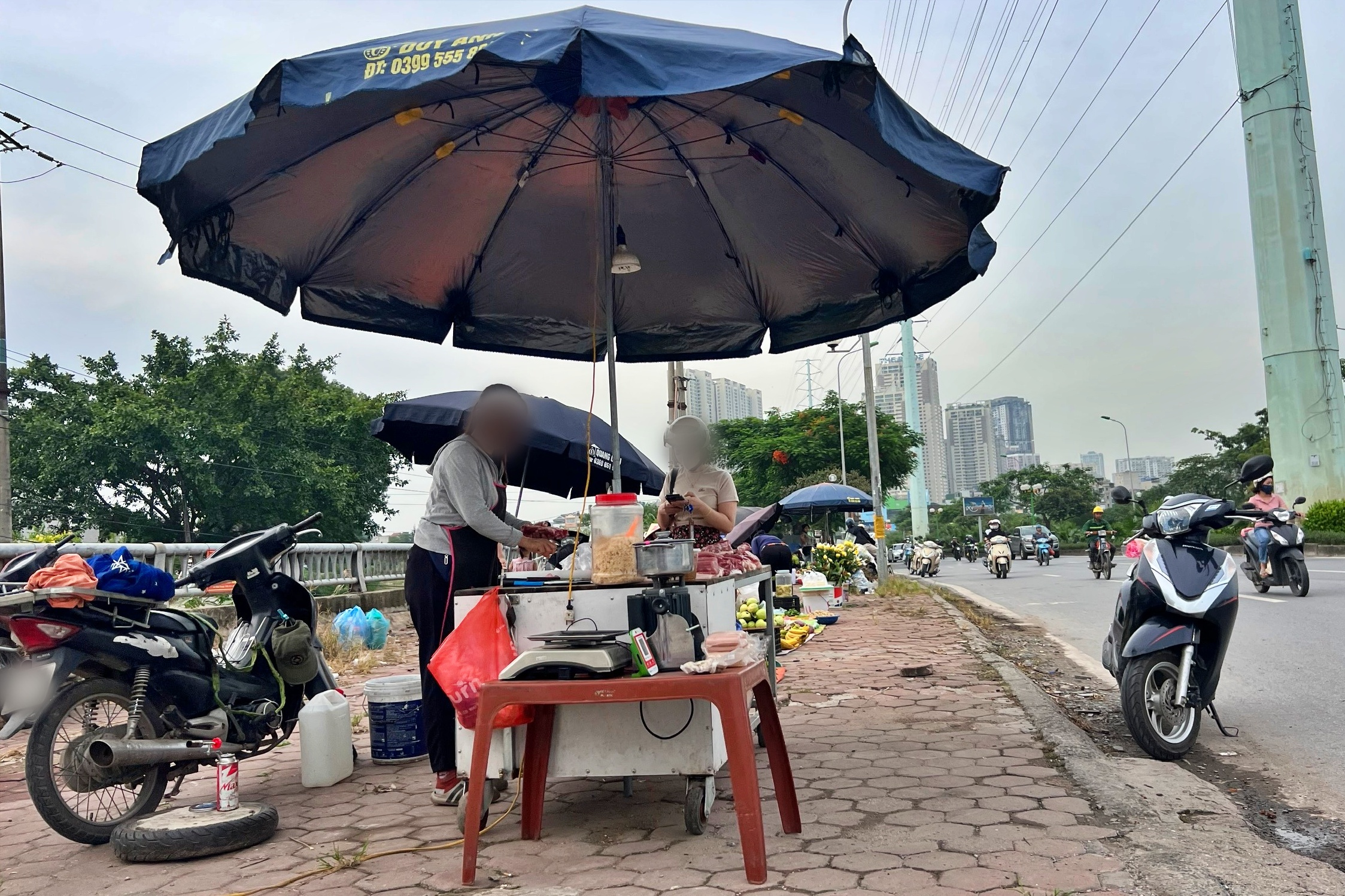 Chợ cóc 'mọc' nhan nhản, bày bán thịt heo dưới lòng đường Hà Nội- Ảnh 5.