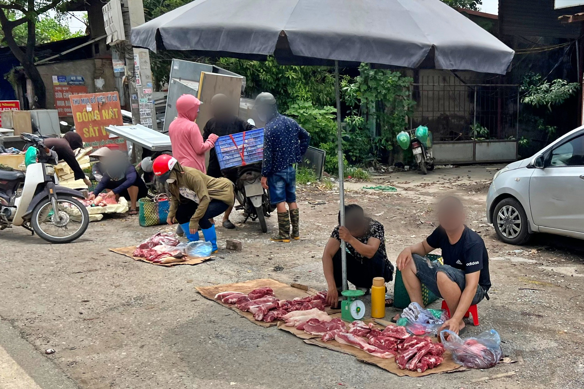 Chợ cóc 'mọc' nhan nhản, bày bán thịt heo dưới lòng đường Hà Nội- Ảnh 8.