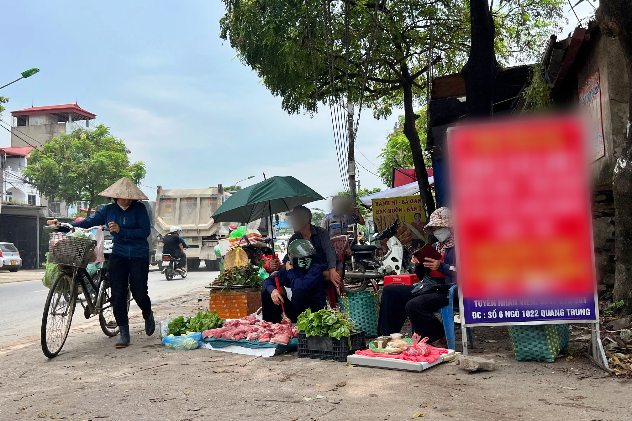 Chợ cóc 'mọc' nhan nhản, bày bán thịt heo dưới lòng đường Hà Nội- Ảnh 9.