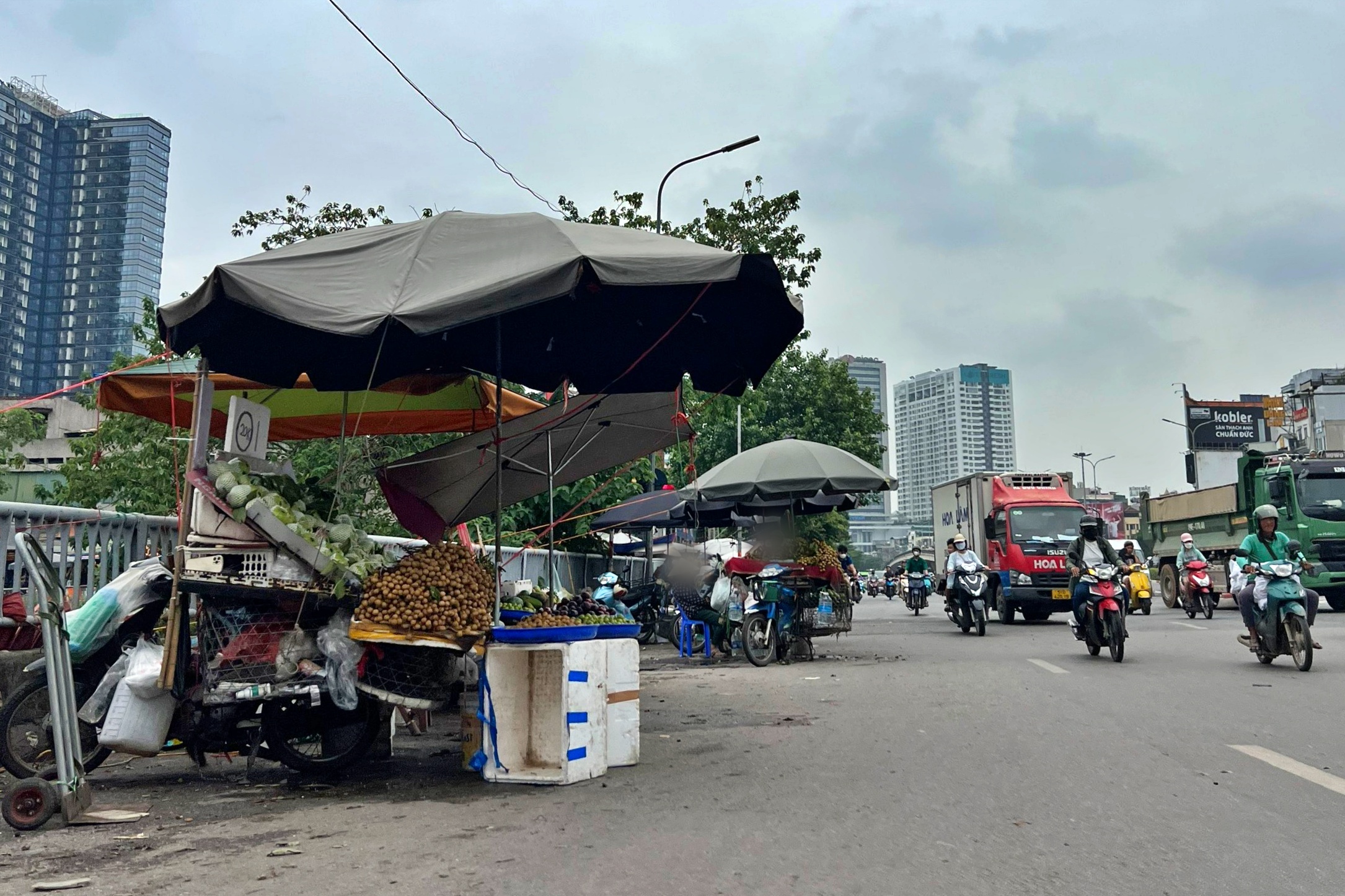 Chợ cóc 'mọc' nhan nhản, bày bán thịt heo dưới lòng đường Hà Nội- Ảnh 2.