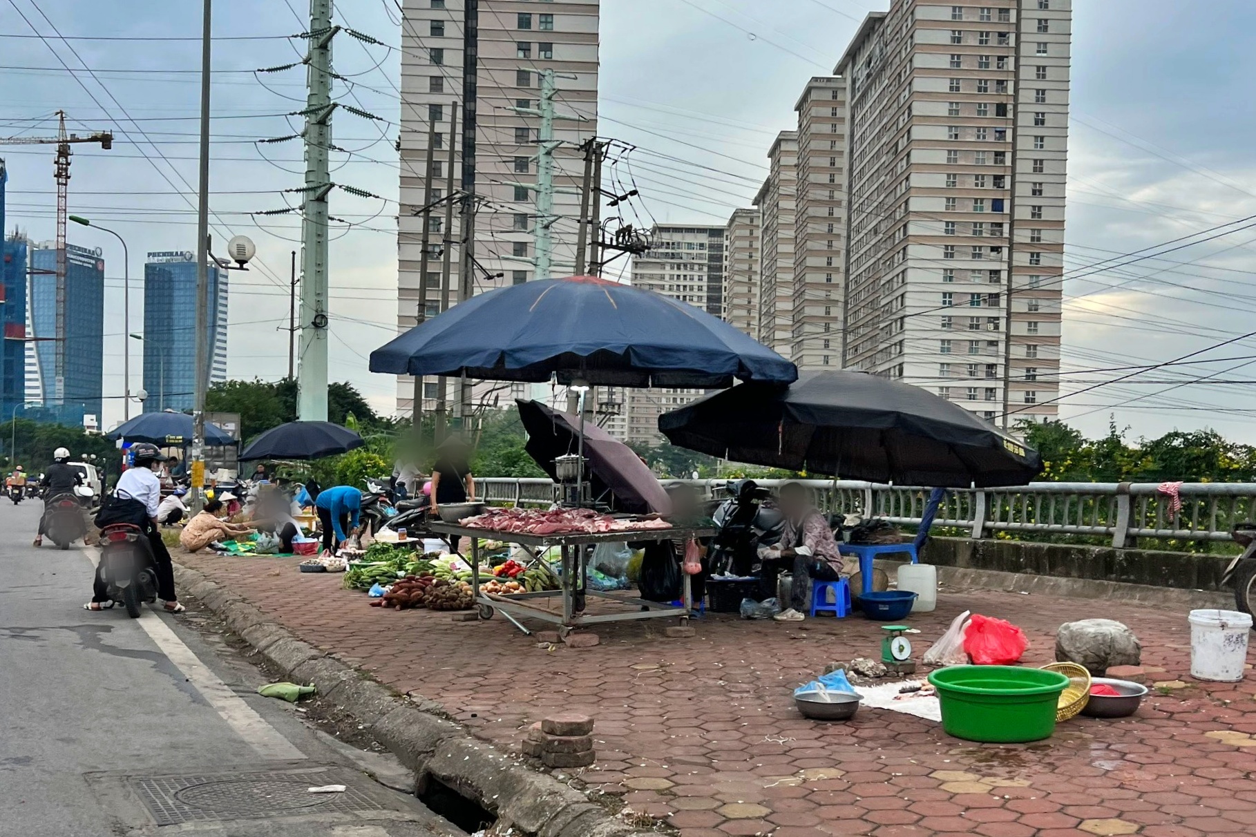 Chợ cóc 'mọc' nhan nhản, bày bán thịt heo dưới lòng đường Hà Nội- Ảnh 1.