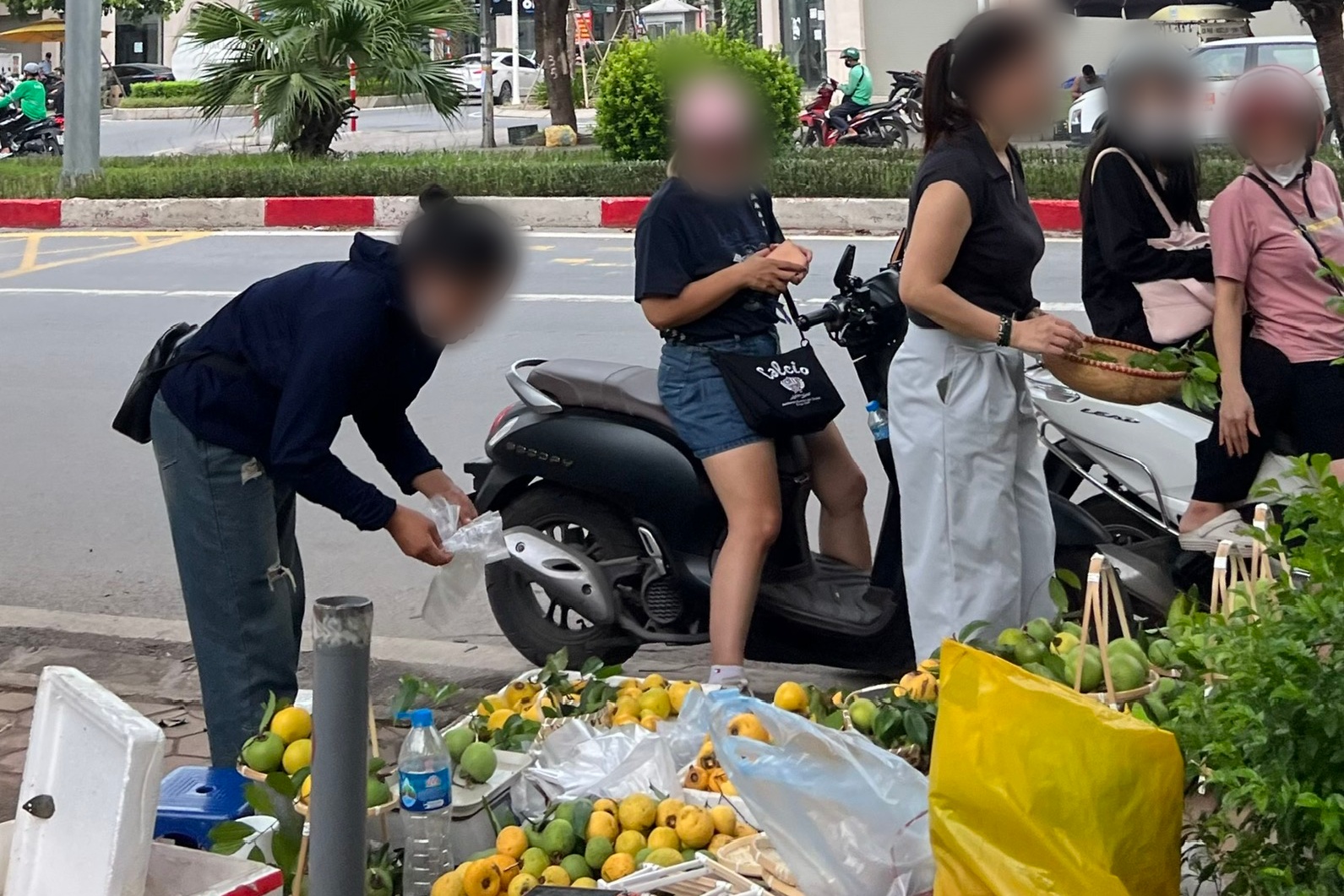 Chợ cóc 'mọc' nhan nhản, bày bán thịt heo dưới lòng đường Hà Nội- Ảnh 6.