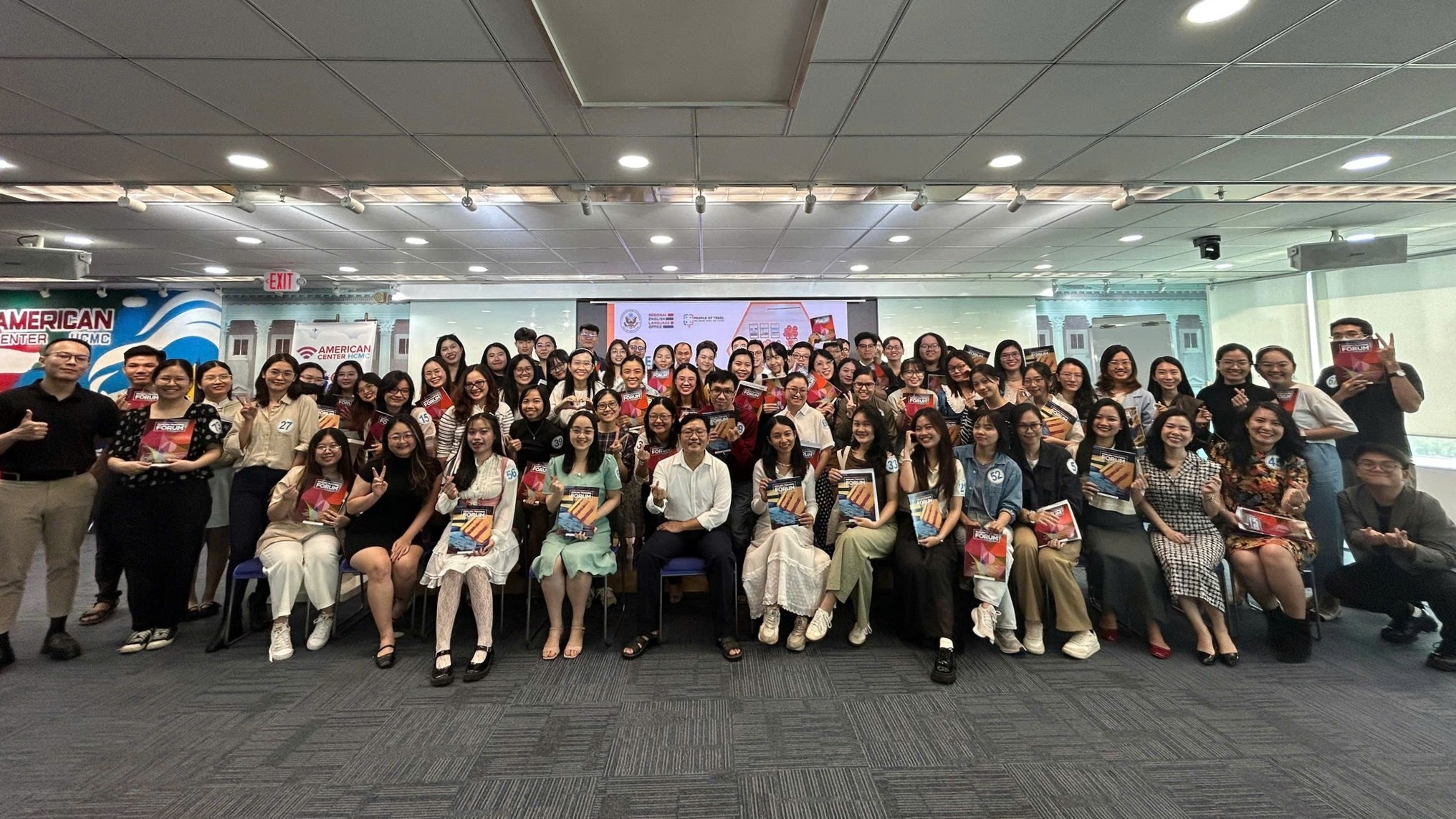 Chăm giúp giáo viên, thầy giáo trẻ nhận học bổng tiến sĩ Anh toàn phần - Ảnh 2.