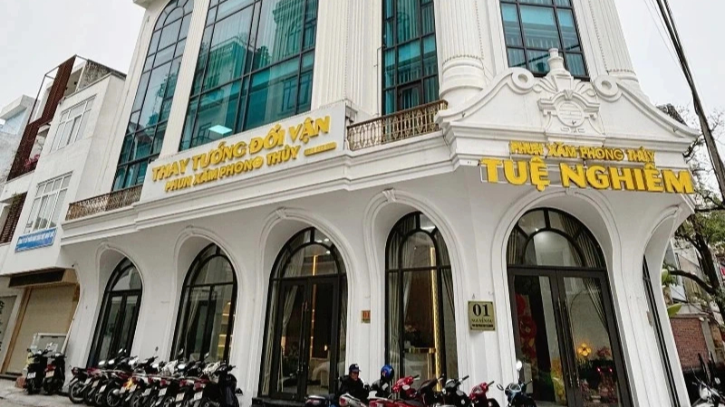 Khởi tố cơ sở phun xăm phong thủy Tuệ Nghiêm chuyên thay tướng đổi vận - Ảnh 1.