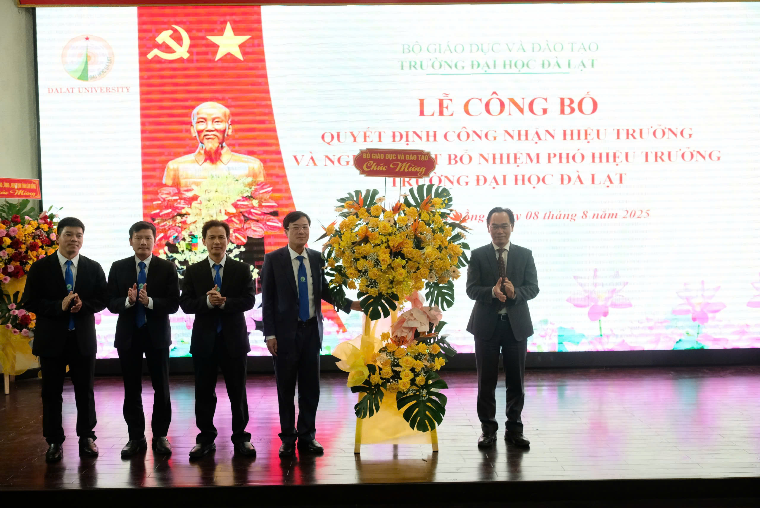 Anúncio da decisão de nomear o diretor e três vice-diretores da Universidade de Dalat - Foto 4. Công bố quyết định bổ nhiệm hiệu trưởng, 3 phó hiệu trưởng Trường ĐH Đà Lạt- Ảnh 4.