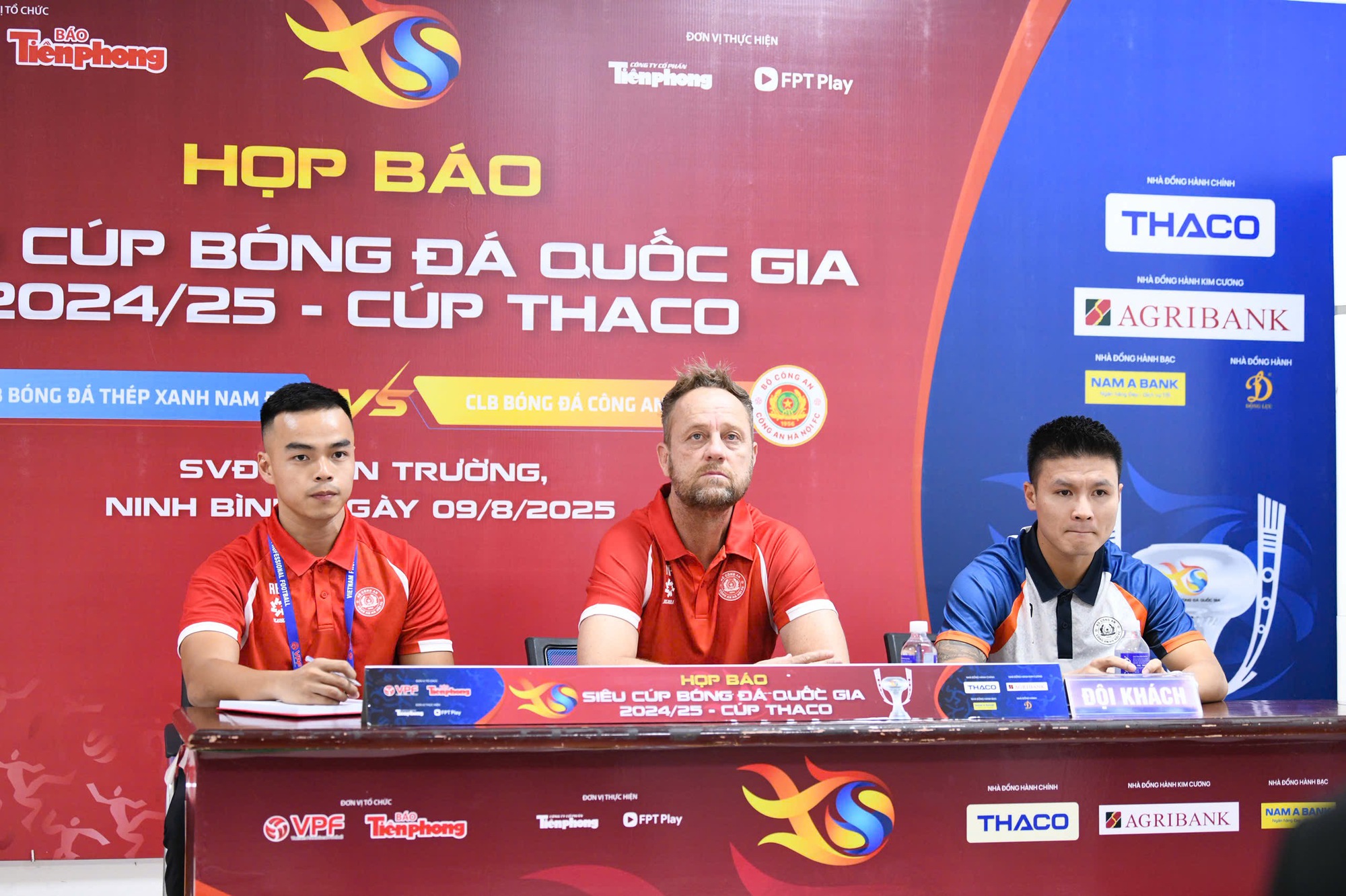 Jurulatih Polking tidak mahu menyebut perlawanan Nam Dinh kalah kepada pasukan CAHN: Piala Super berbeza sama sekali - Foto 1. HLV Polking không muốn nhắc đến trận Nam Định từng thua đội CAHN: Siêu cúp hoàn toàn khác- Ảnh 1.