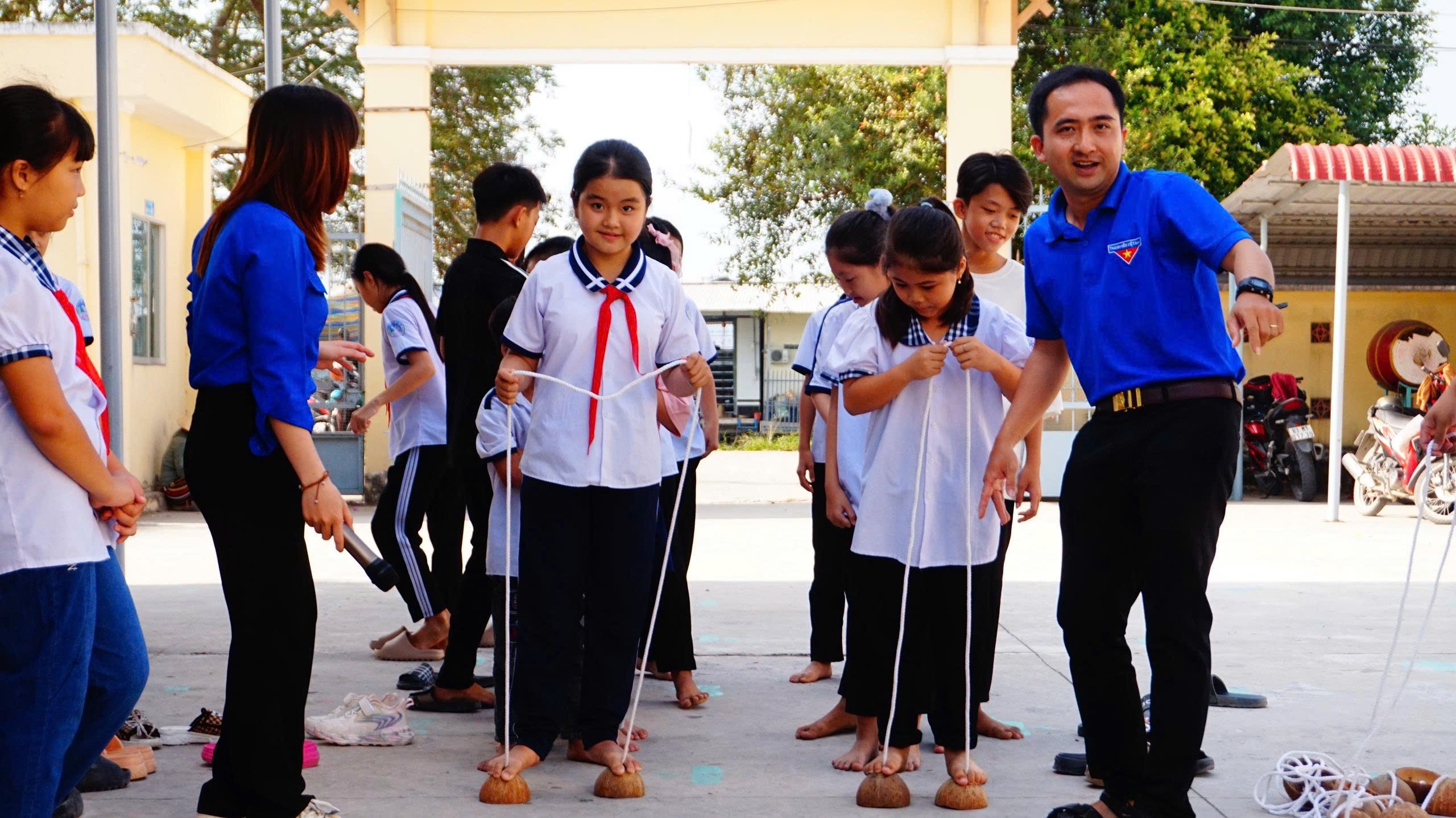 Cho đi yêu thương - nhận lại nụ cười - Ảnh 1.