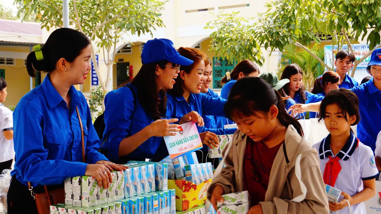 Cho đi yêu thương - nhận lại nụ cười - Ảnh 2.