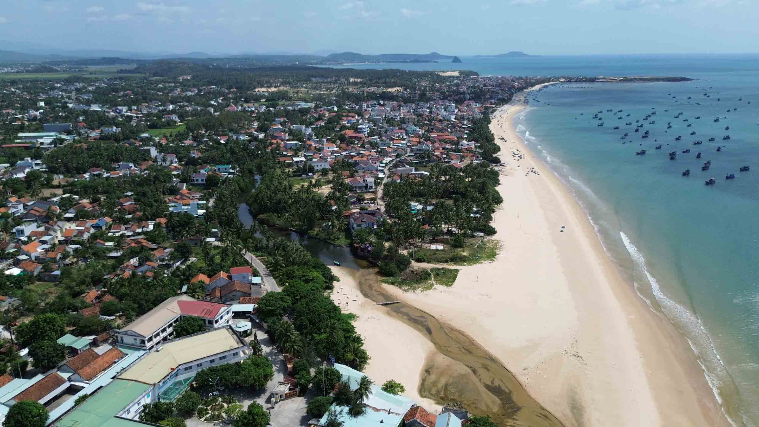 ឡុង ធី ទឹកហូររាងដូចនាគ ឱបភូមិនេសាទ - រូបថត ១. Long Thủy, dòng nước hình rồng ôm lấy làng biển- Ảnh 1.