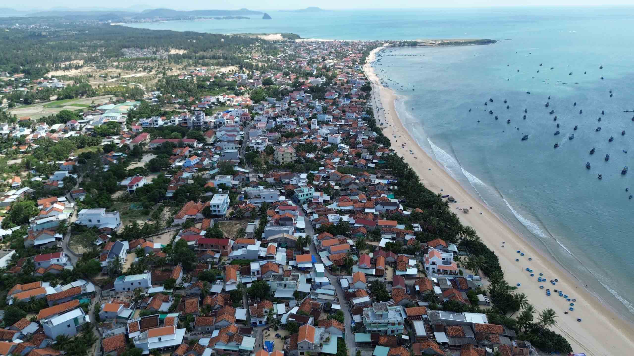 ឡុង ធី ទឹកហូររាងដូចនាគ ឱបភូមិនេសាទ - រូបថត ៥. Long Thủy, dòng nước hình rồng ôm lấy làng biển- Ảnh 5.