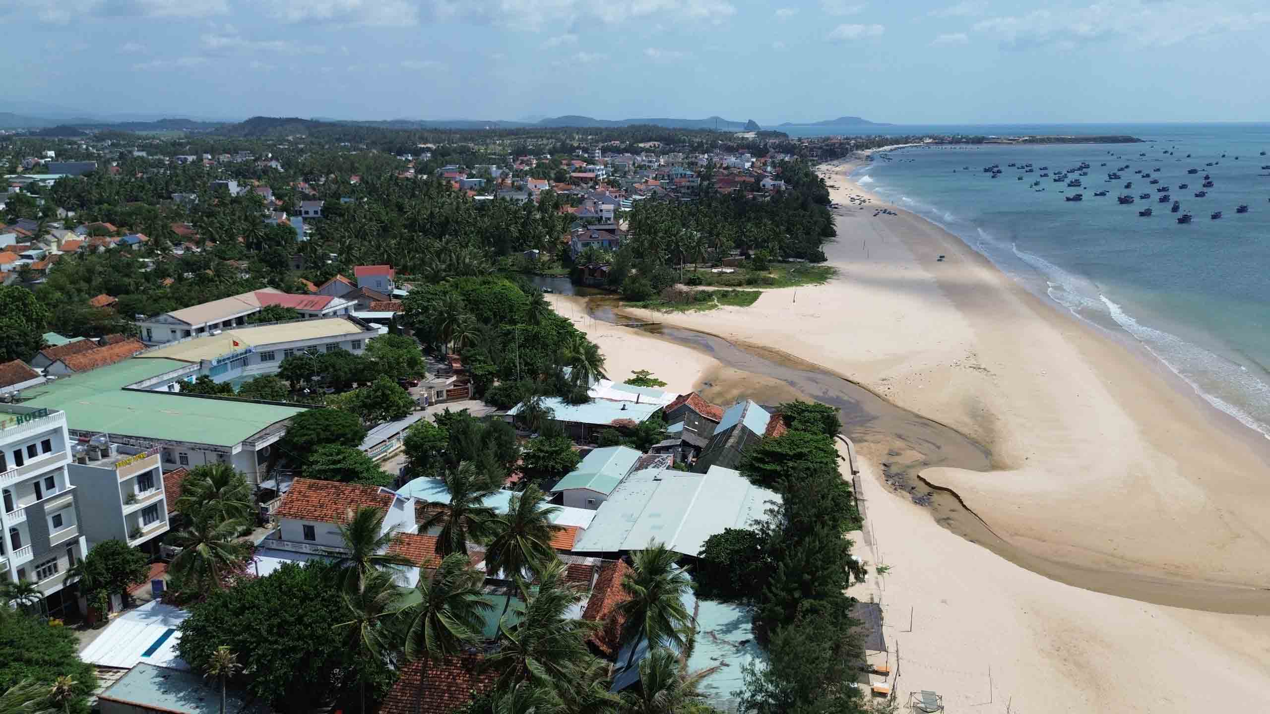 ឡុង ធី ទឹកហូររាងដូចនាគ ឱបភូមិមាត់សមុទ្រ - រូបថត ៤. Long Thủy, dòng nước hình rồng ôm lấy làng biển- Ảnh 4.