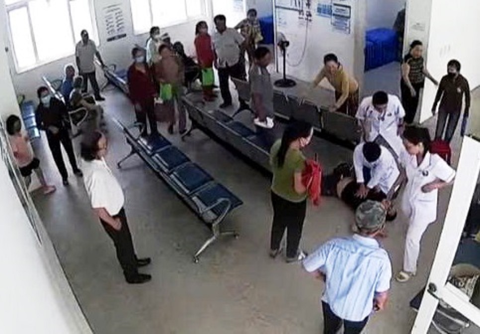 Đà Nẵng: Người đàn ông bất ngờ ngã gục, ngưng tim hoàn toàn khi chờ khám bệnh - Ảnh 1.