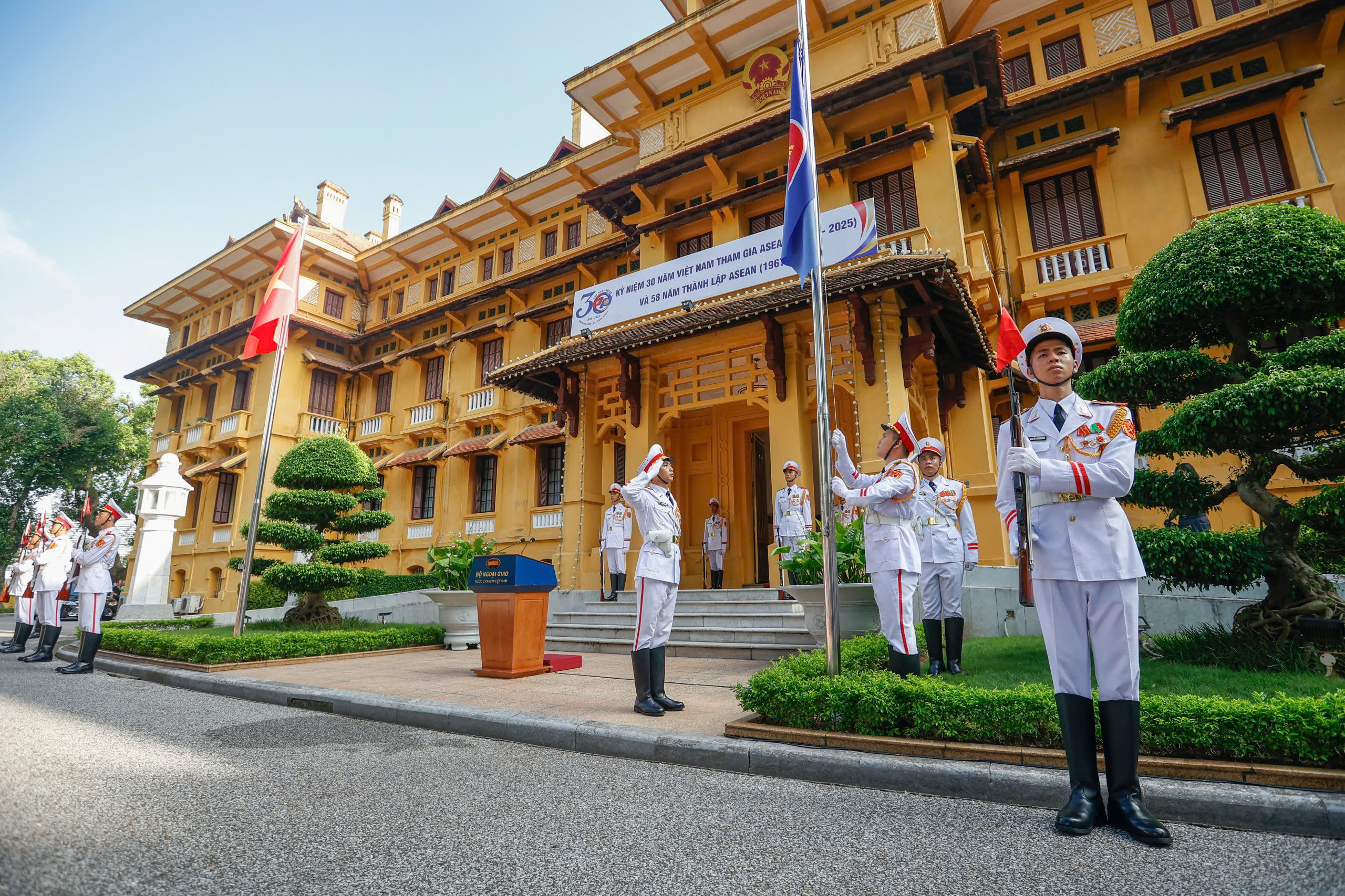 Lễ thượng cờ nhân kỷ niệm 58 năm thành lập ASEAN- Ảnh 3.