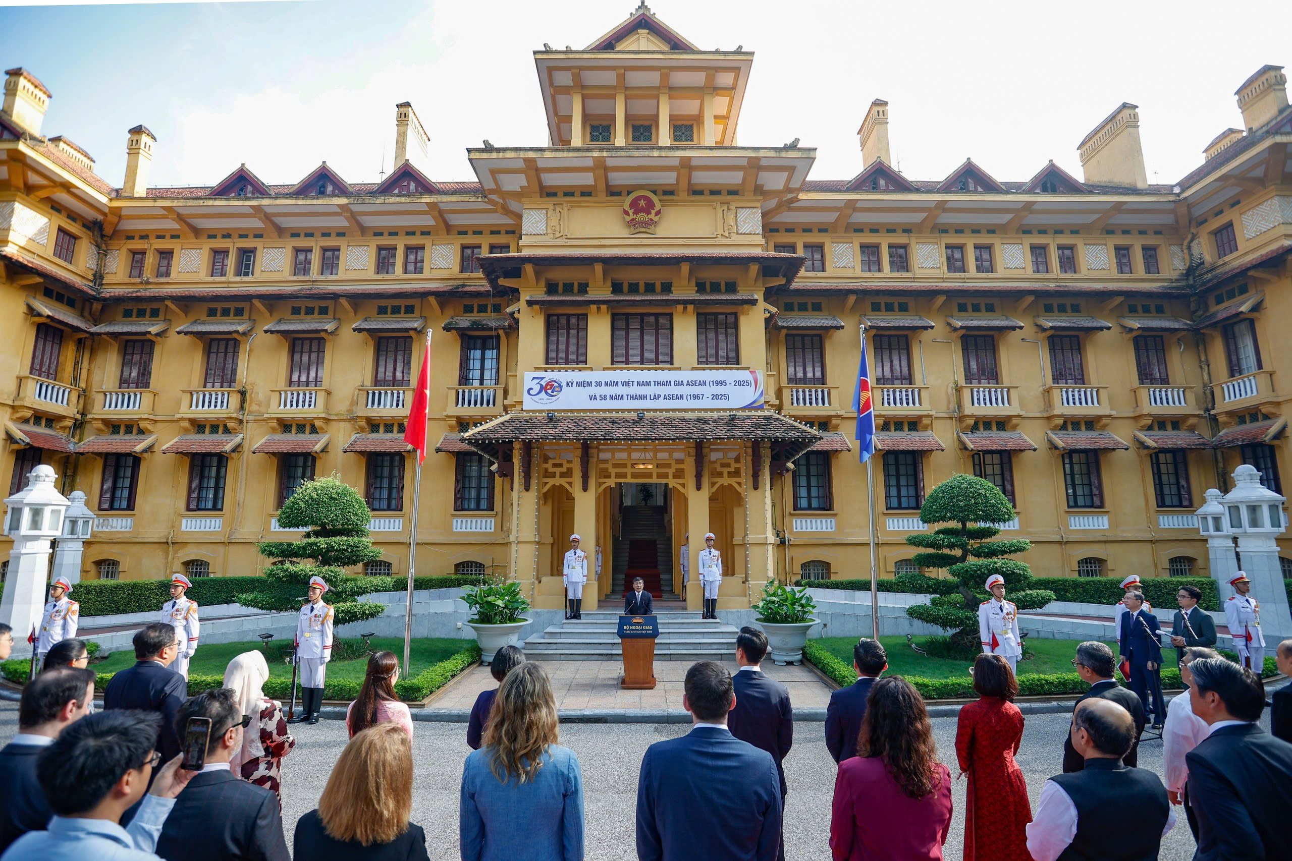 Lễ thượng cờ nhân kỷ niệm 58 năm thành lập ASEAN- Ảnh 6.