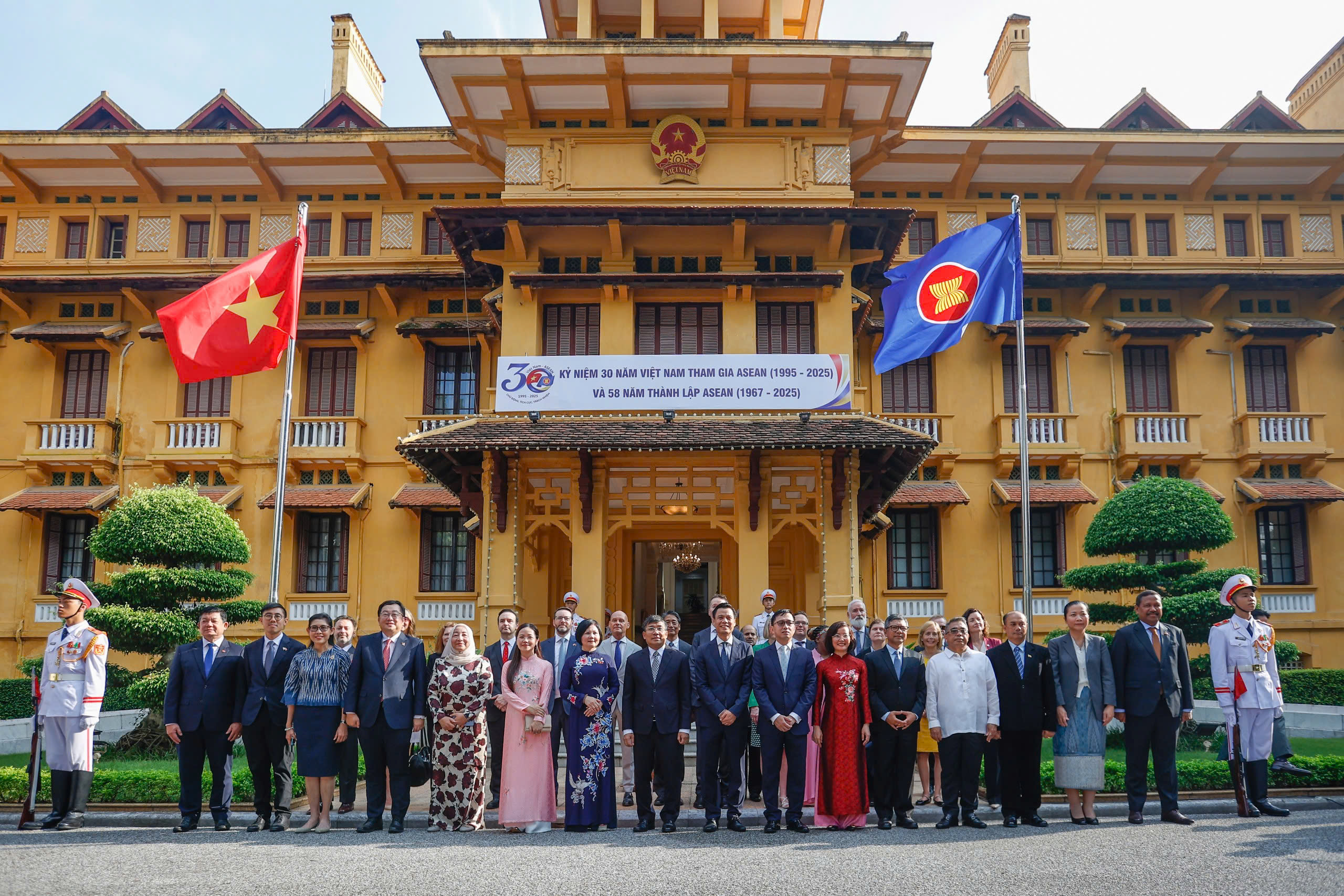 Lễ thượng cờ nhân kỷ niệm 58 năm thành lập ASEAN- Ảnh 8.
