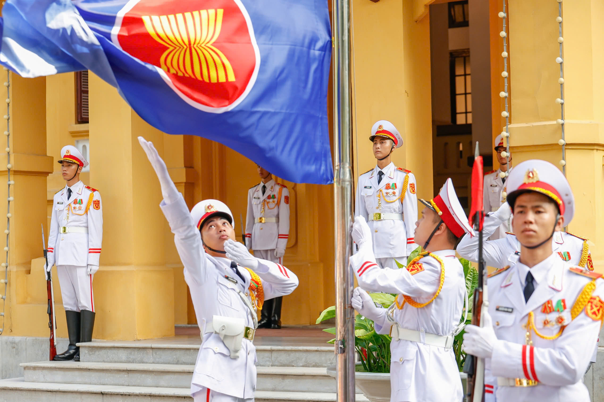 Lễ thượng cờ nhân kỷ niệm 58 năm thành lập ASEAN- Ảnh 2.