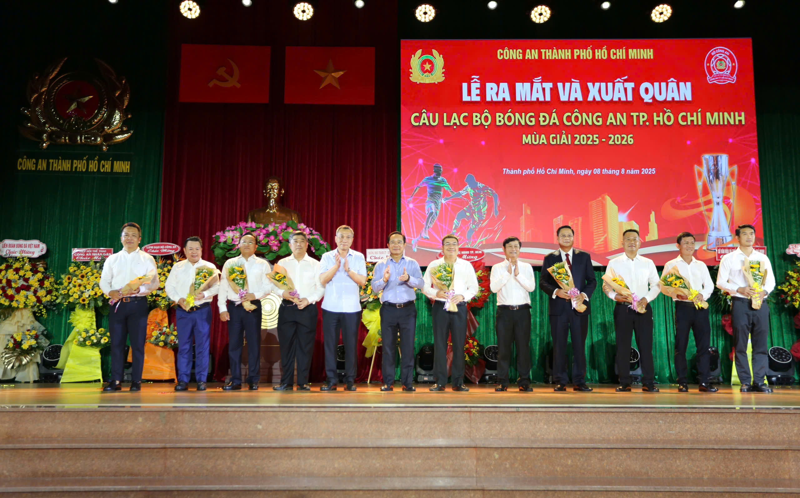Voorzitter van het Volkscomité van Ho Chi Minhstad: Trots en ontroerd door de terugkeer van de Ho Chi Minhstad Politie Club - Foto 2. Chủ tịch UBND TP.HCM: Tự hào, xúc động trước sự trở lại của CLB Công an TP.HCM- Ảnh 2.