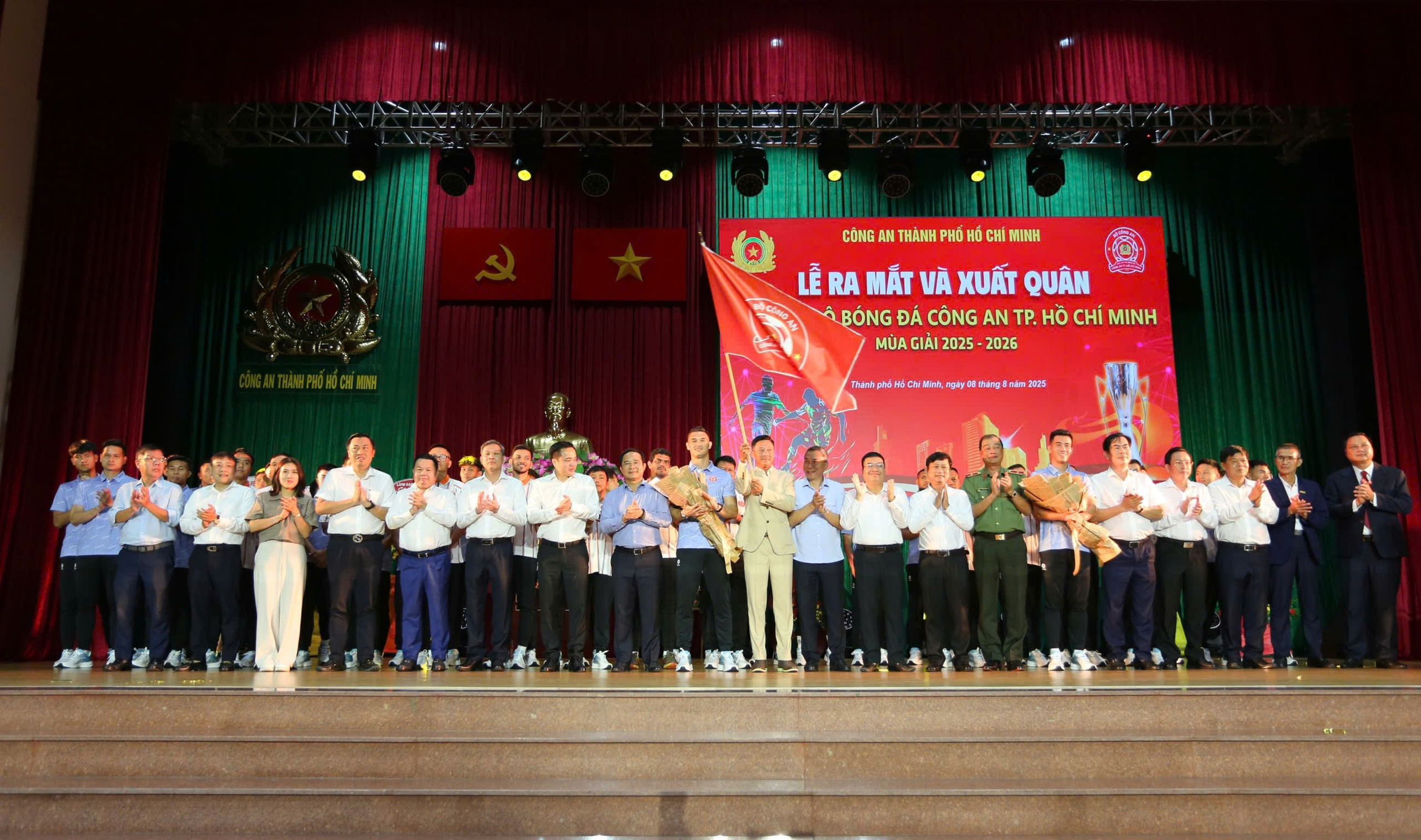 Voorzitter van het Volkscomité van Ho Chi Minhstad: Trots en ontroerd door de terugkeer van de Ho Chi Minhstad Politie Club - Foto 3. Chủ tịch UBND TP.HCM: Tự hào, xúc động trước sự trở lại của CLB Công an TP.HCM- Ảnh 3.