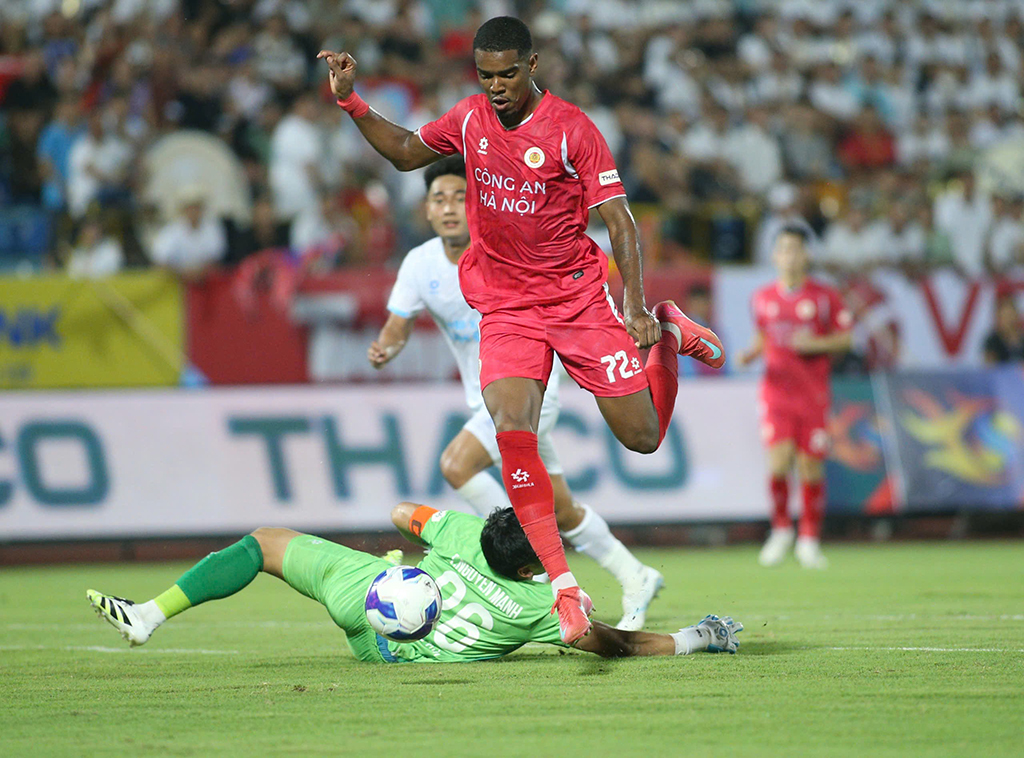 Tim CAHN mengalahkan Nam Dinh, memenangkan Piala Super: Kemenangan keberanian, apa yang dikatakan Dinh Bac? - Foto 3. Đội CAHN đánh bại Nam Định, giành Siêu cúp: Chiến thắng của bản lĩnh, Đình Bắc nói gì?- Ảnh 3.