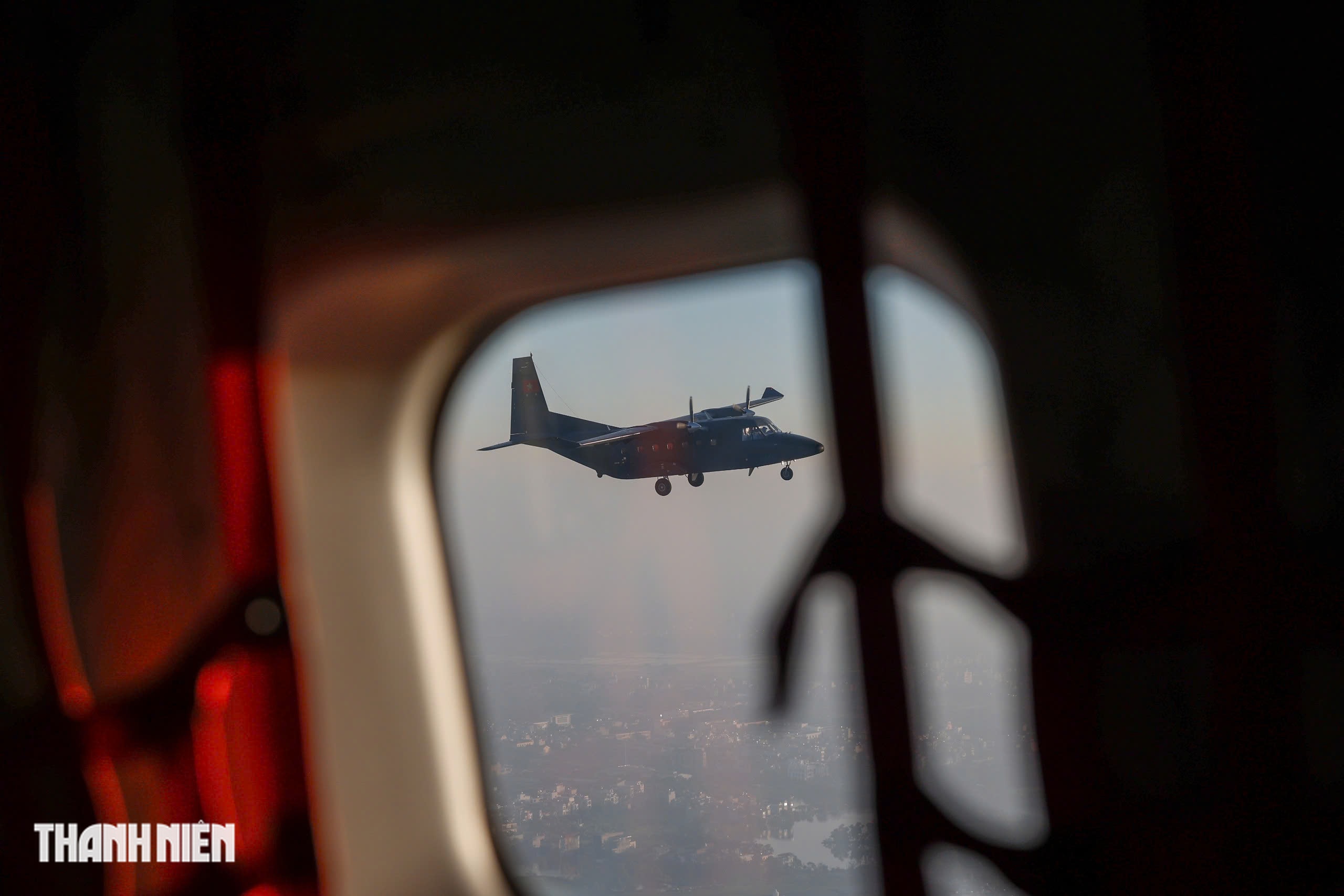 Xem 'ngựa thồ' C-295 khoác áo mới, bay biên đội 4 chiếc trên bầu trời Hà Nội- Ảnh 29.