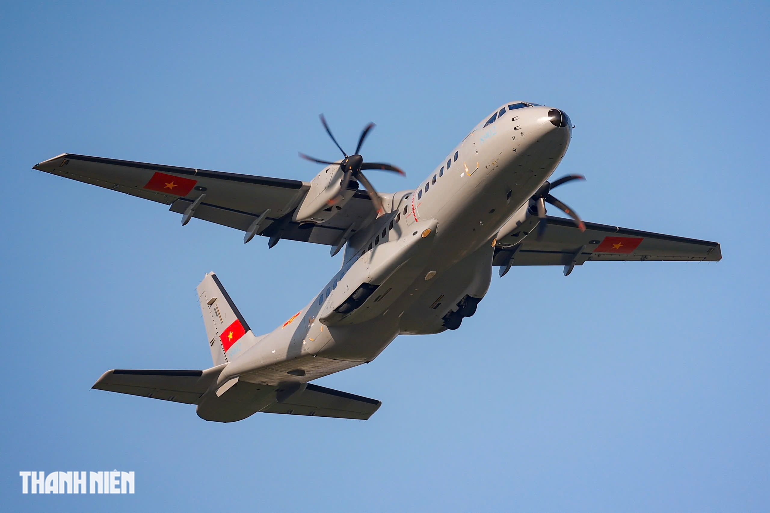 Xem 'ngựa thồ' C-295 khoác áo mới, bay biên đội 4 chiếc trên bầu trời Hà Nội- Ảnh 32.