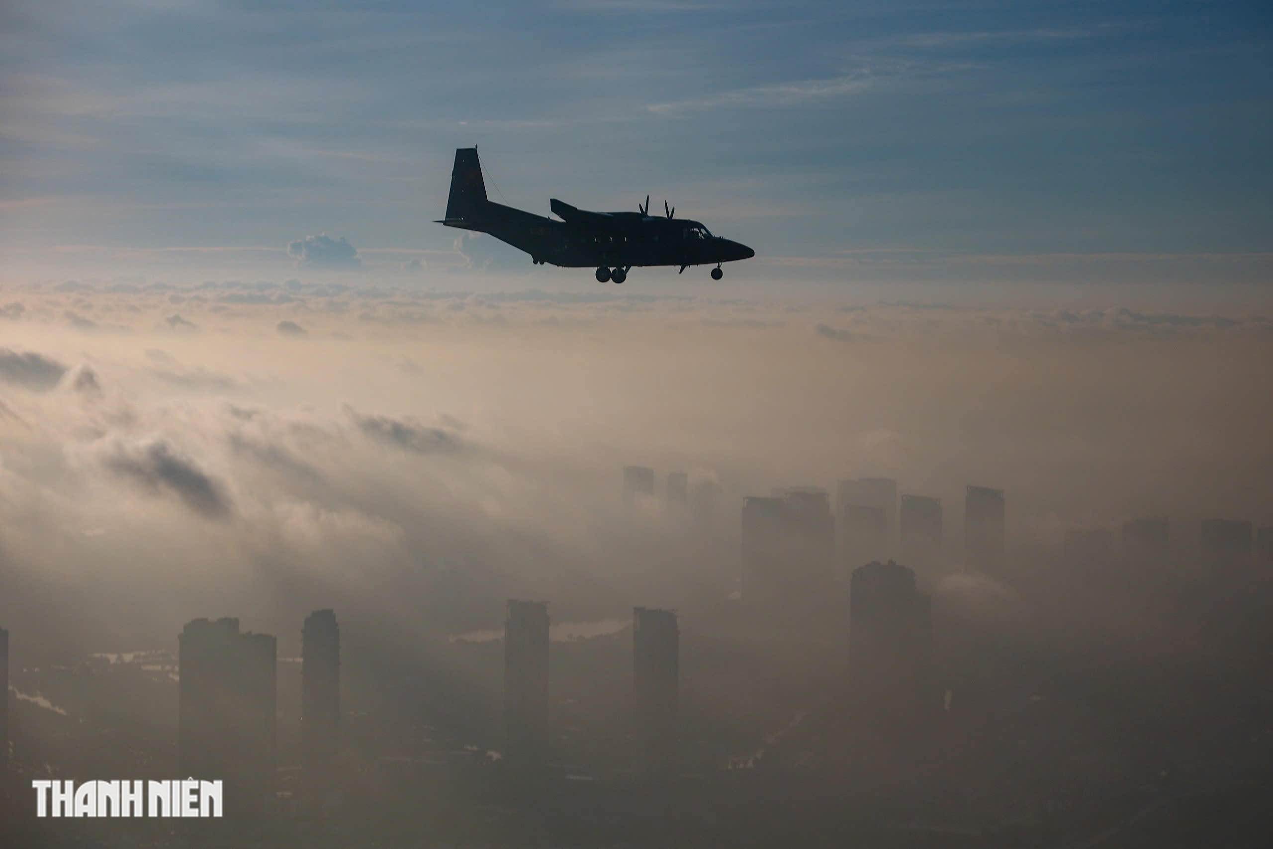 Xem 'ngựa thồ' C-295 khoác áo mới, bay biên đội 4 chiếc trên bầu trời Hà Nội- Ảnh 21.