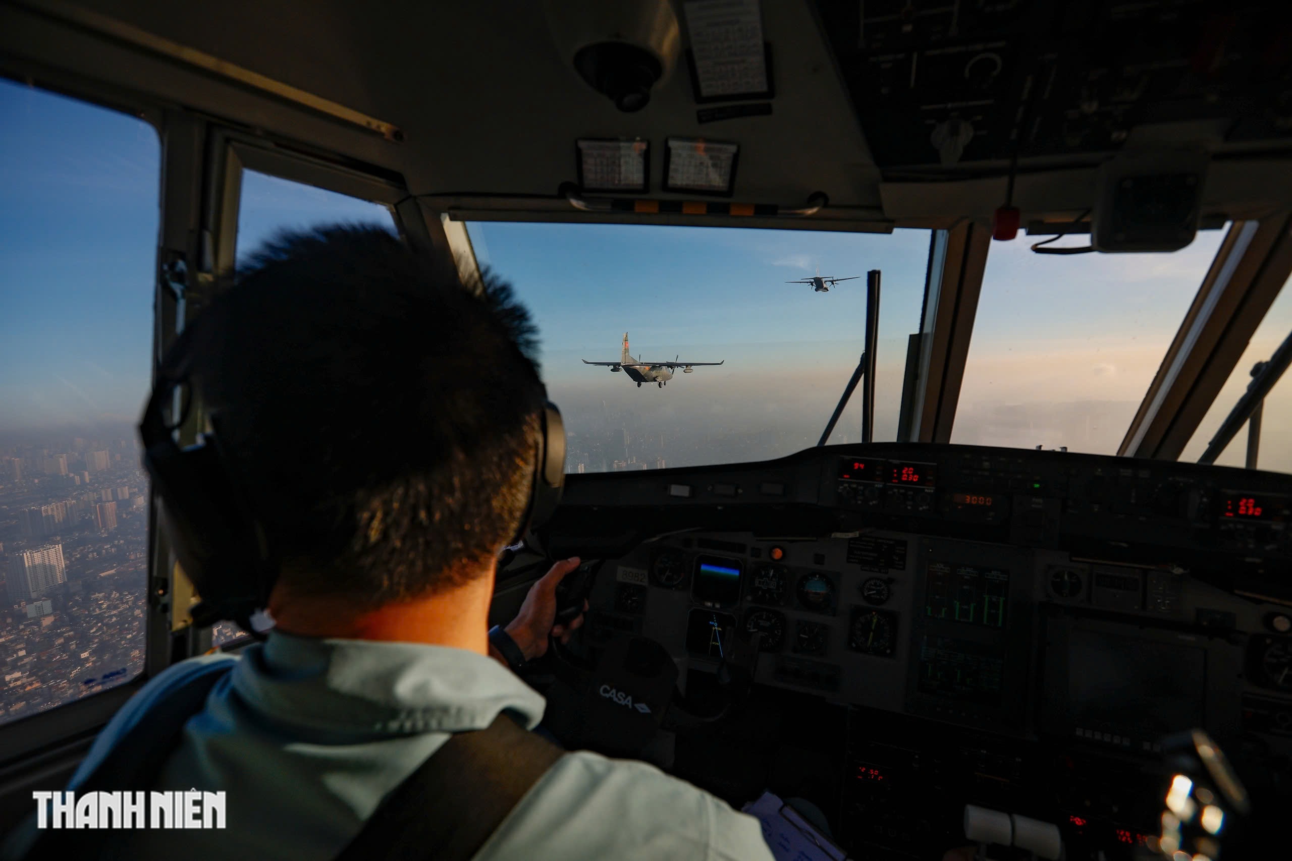 Xem 'ngựa thồ' C-295 khoác áo mới, bay biên đội 4 chiếc trên bầu trời Hà Nội- Ảnh 28.