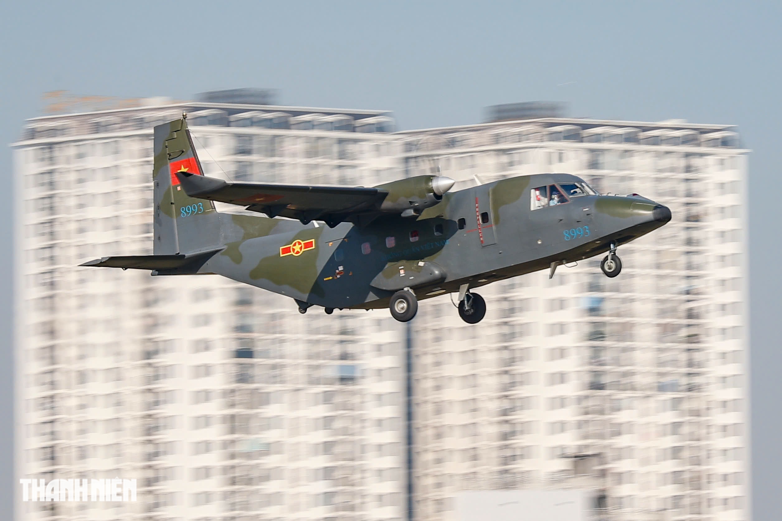 Xem 'ngựa thồ' C-295 khoác áo mới, bay biên đội 4 chiếc trên bầu trời Hà Nội- Ảnh 14.