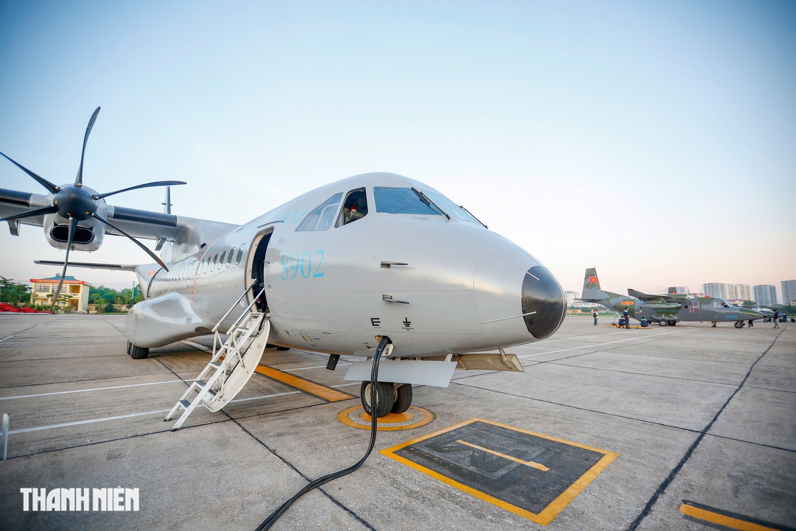 Xem 'ngựa thồ' C-295 khoác áo mới, bay biên đội 4 chiếc trên bầu trời Hà Nội- Ảnh 2.