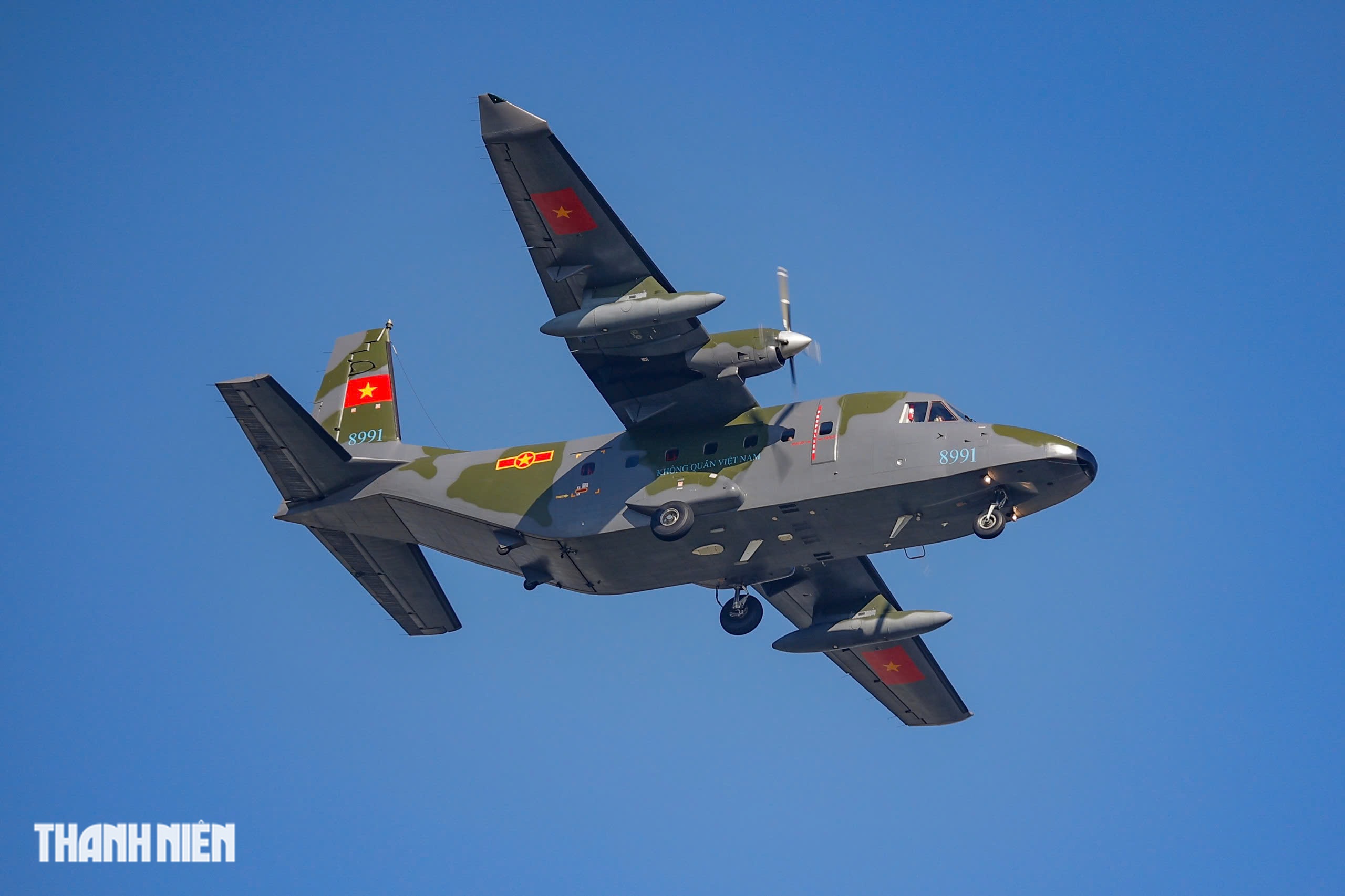 Xem 'ngựa thồ' C-295 khoác áo mới, bay biên đội 4 chiếc trên bầu trời Hà Nội- Ảnh 13.