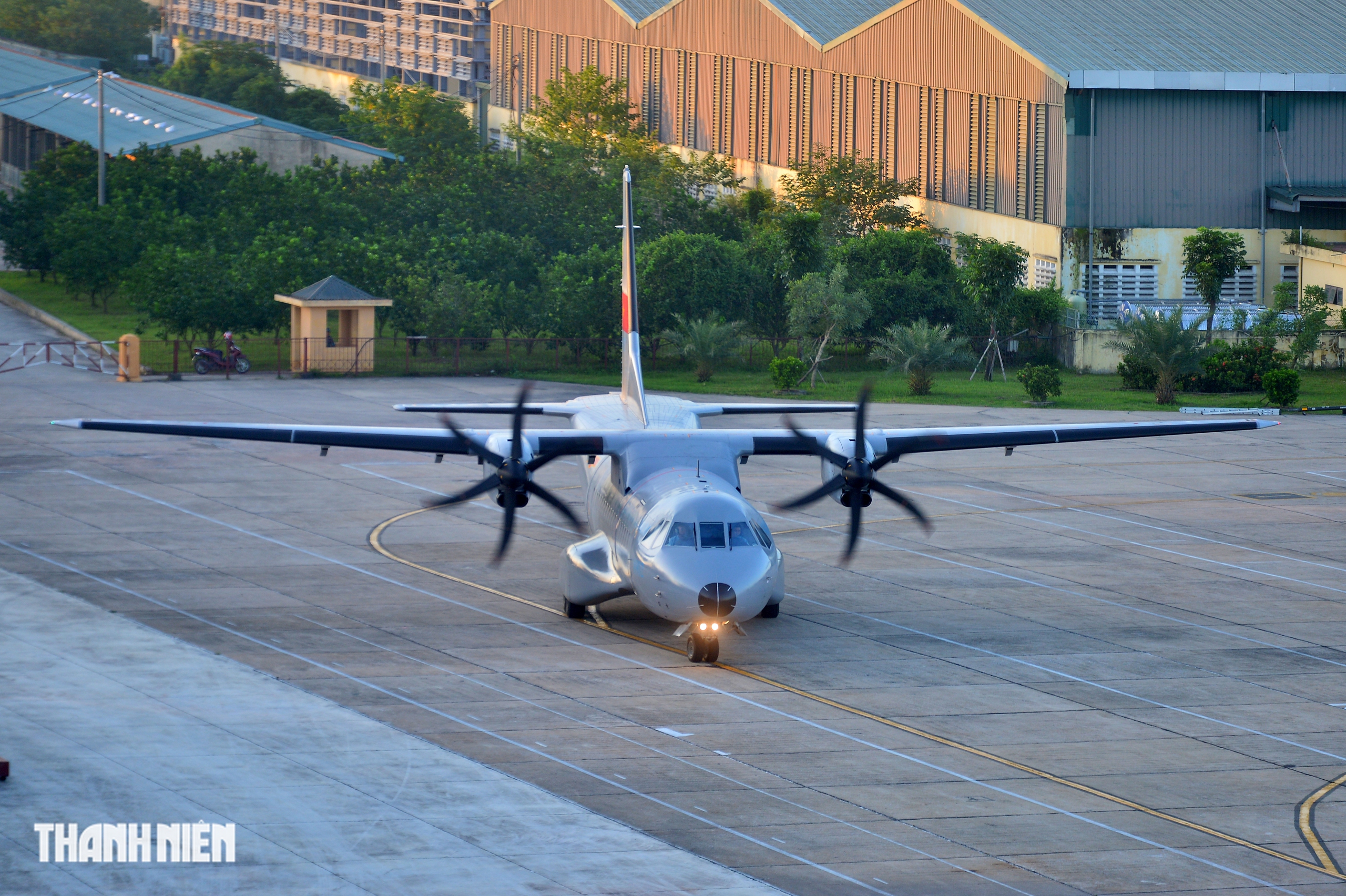 Xem 'ngựa thồ' C-295 khoác áo mới, bay biên đội 4 chiếc trên bầu trời Hà Nội- Ảnh 8.