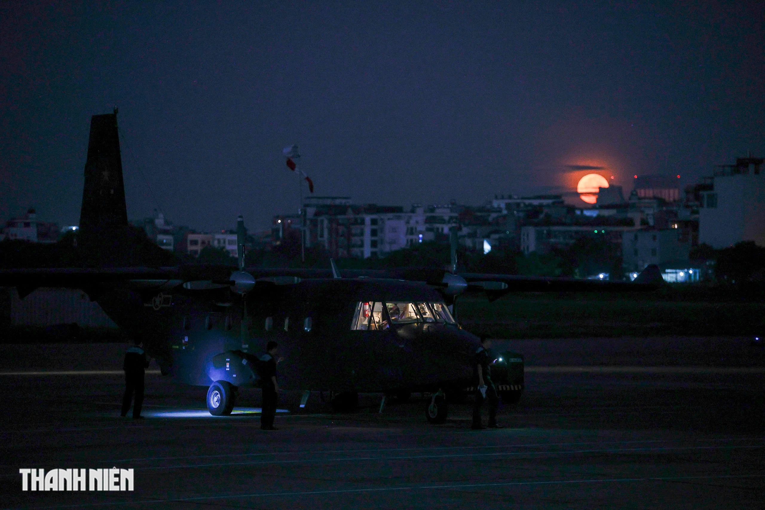 Xem 'ngựa thồ' C-295 khoác áo mới, bay biên đội 4 chiếc trên bầu trời Hà Nội- Ảnh 1.