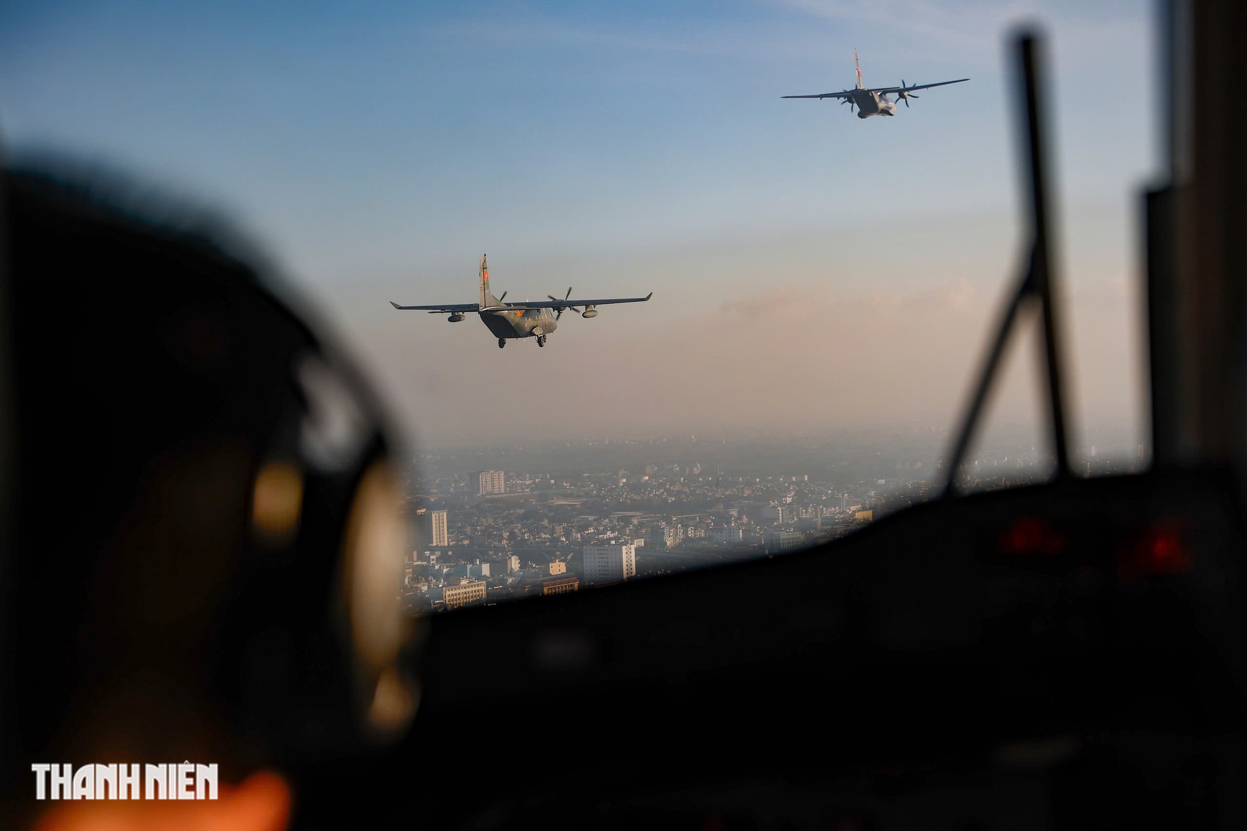 Xem 'ngựa thồ' C-295 khoác áo mới, bay biên đội 4 chiếc trên bầu trời Hà Nội- Ảnh 30.