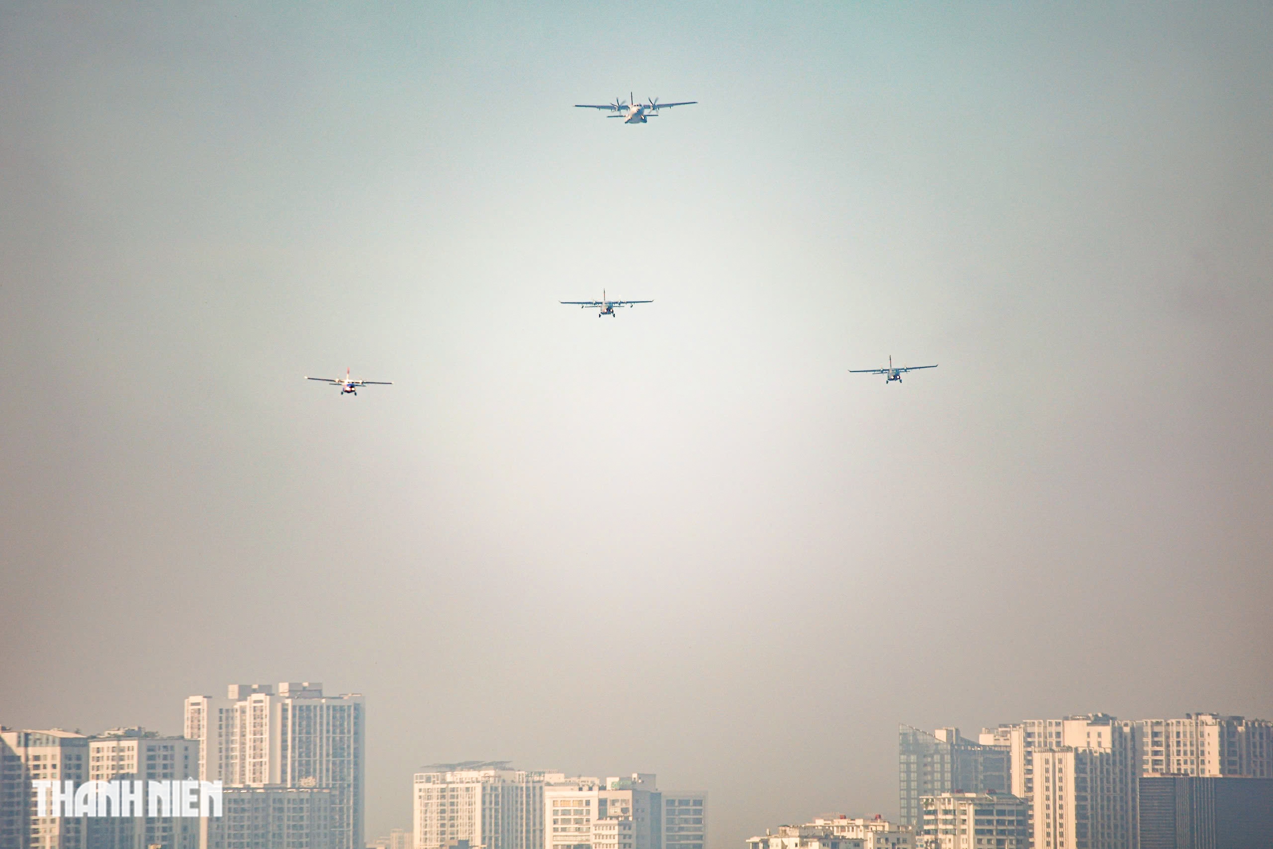 Xem 'ngựa thồ' C-295 khoác áo mới, bay biên đội 4 chiếc trên bầu trời Hà Nội- Ảnh 18.