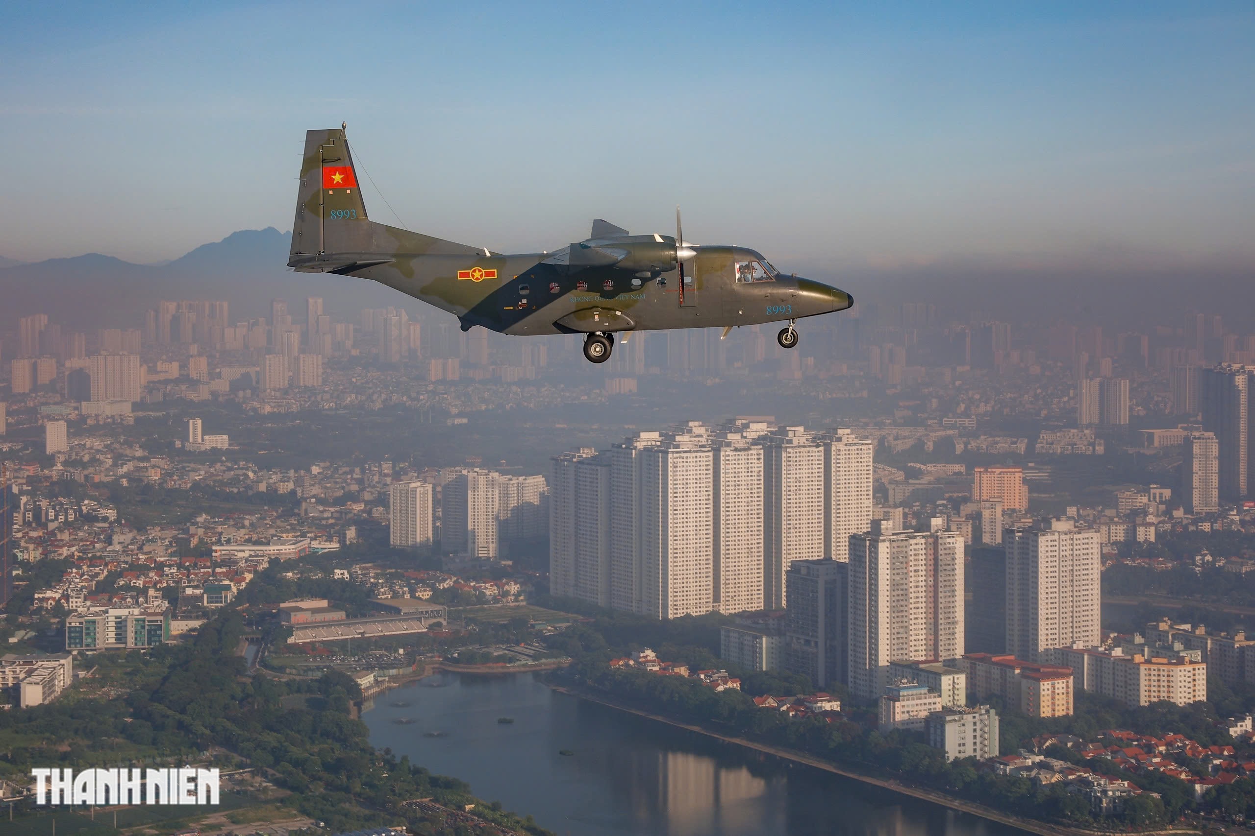 Xem 'ngựa thồ' C-295 khoác áo mới, bay biên đội 4 chiếc trên bầu trời Hà Nội- Ảnh 24.