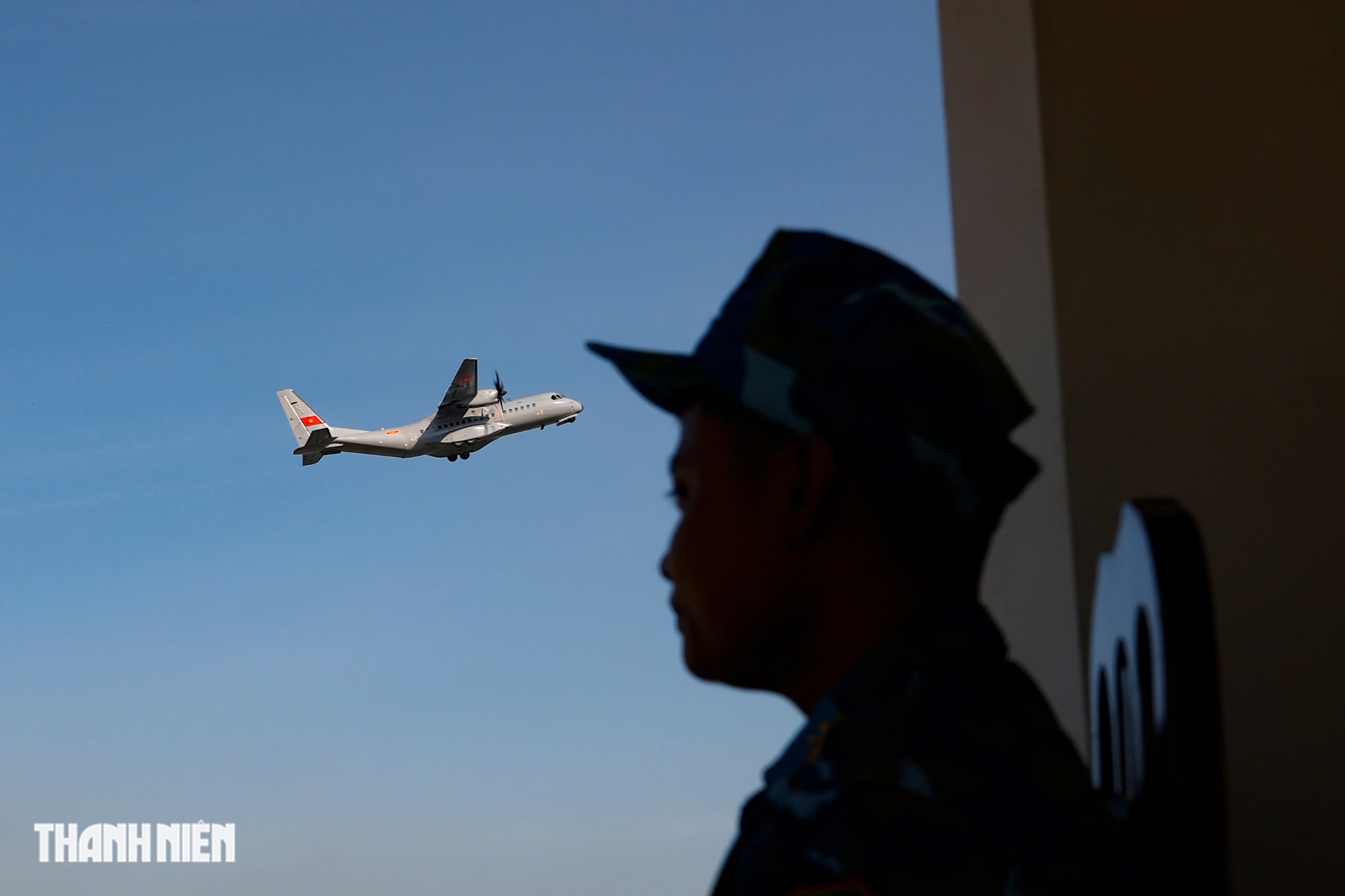 Xem 'ngựa thồ' C-295 khoác áo mới, bay biên đội 4 chiếc trên bầu trời Hà Nội- Ảnh 12.