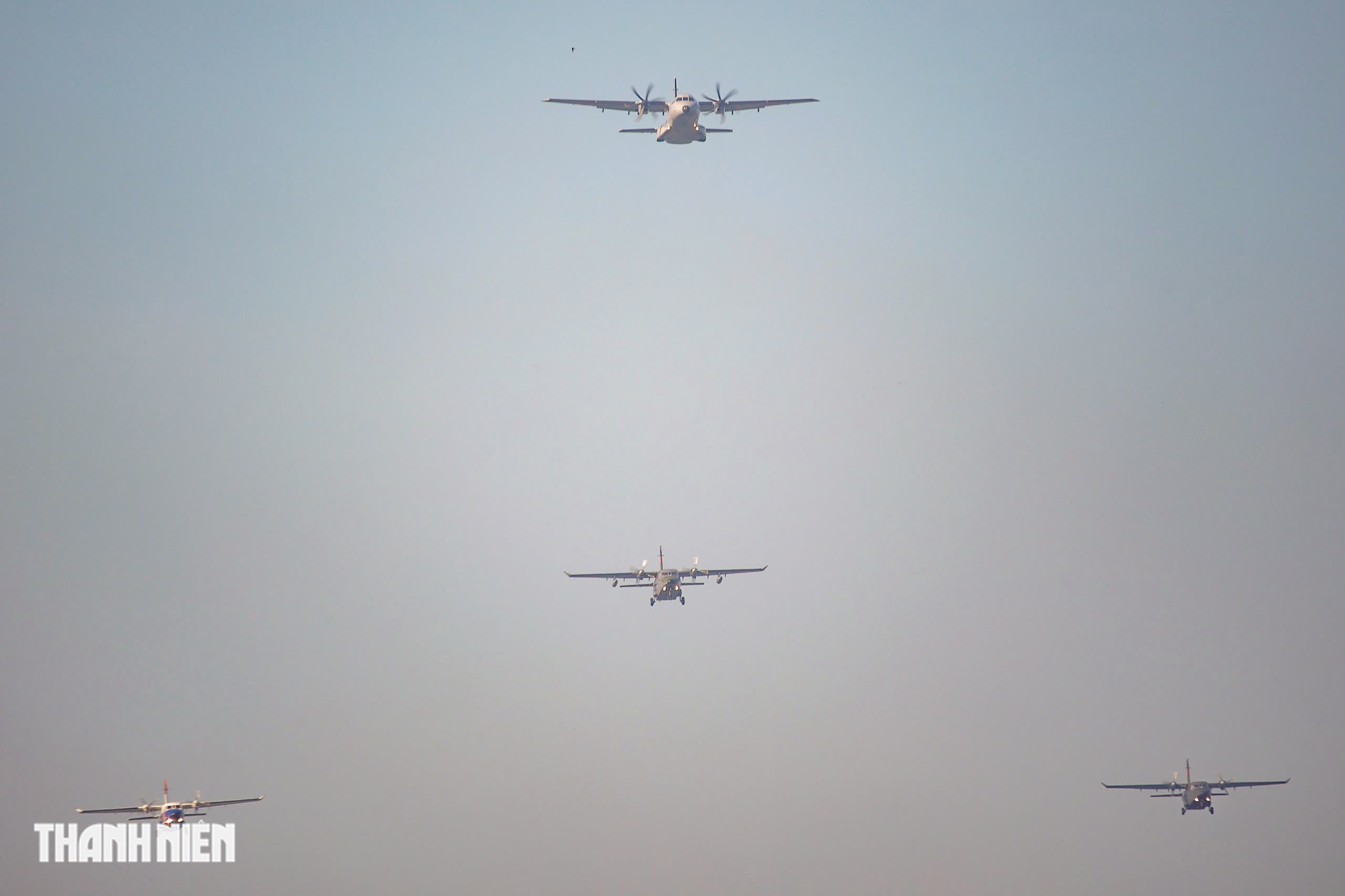 Xem 'ngựa thồ' C-295 khoác áo mới, bay biên đội 4 chiếc trên bầu trời Hà Nội- Ảnh 19.