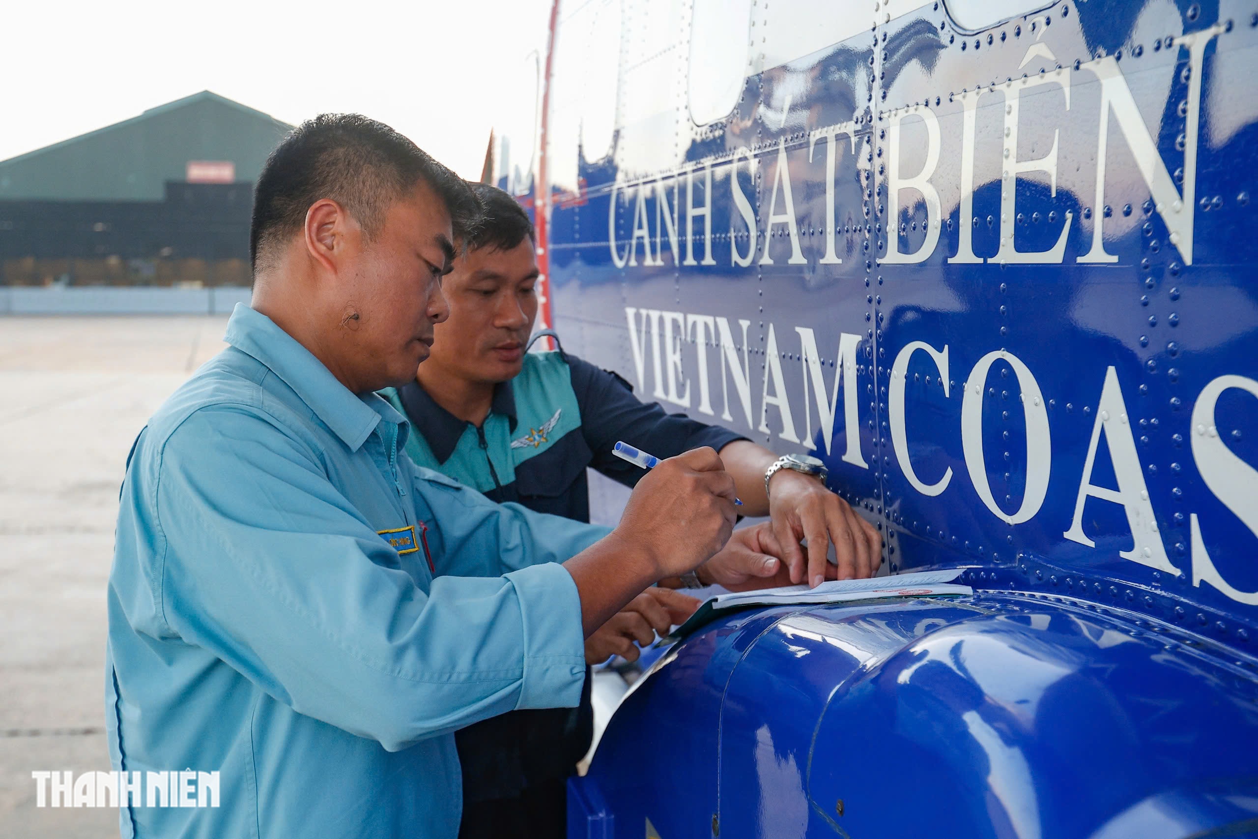 Xem 'ngựa thồ' C-295 khoác áo mới, bay biên đội 4 chiếc trên bầu trời Hà Nội- Ảnh 6.