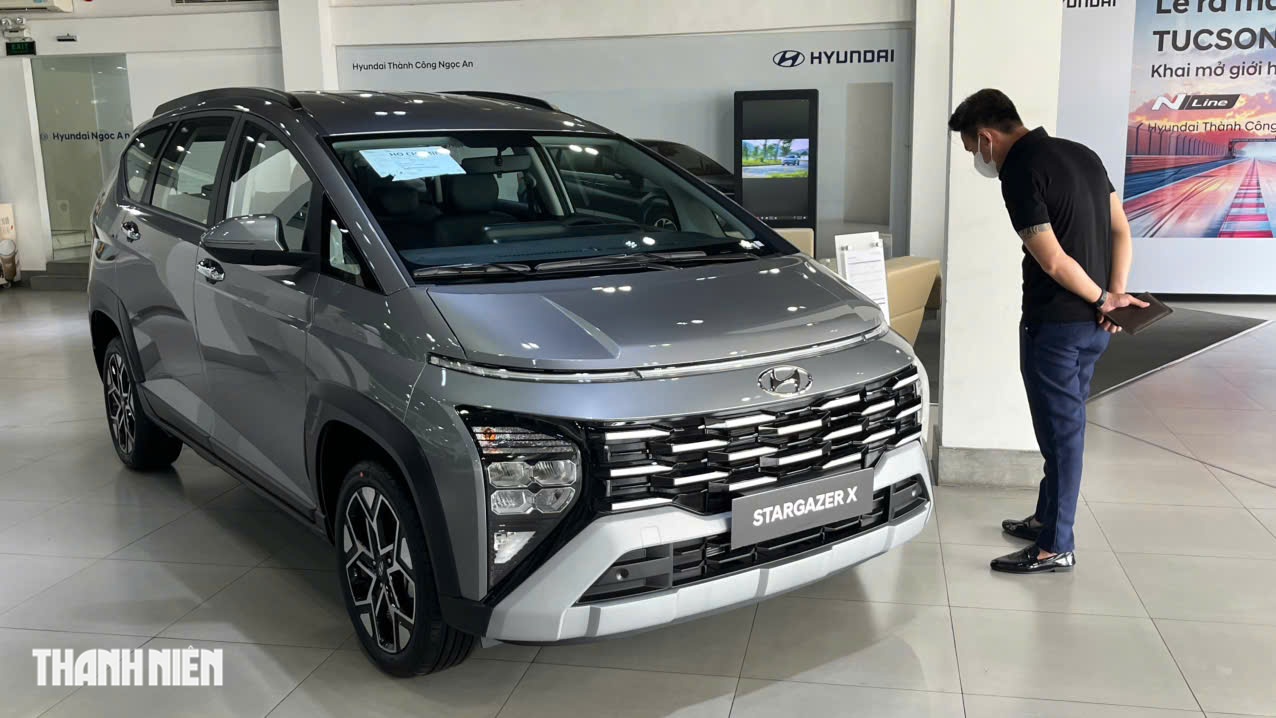 Nhiều mẫu &ocirc; t&ocirc; mới đời cũ tồn kho giảm gi&aacute; cả trăm triệu đồng - Ảnh 2.