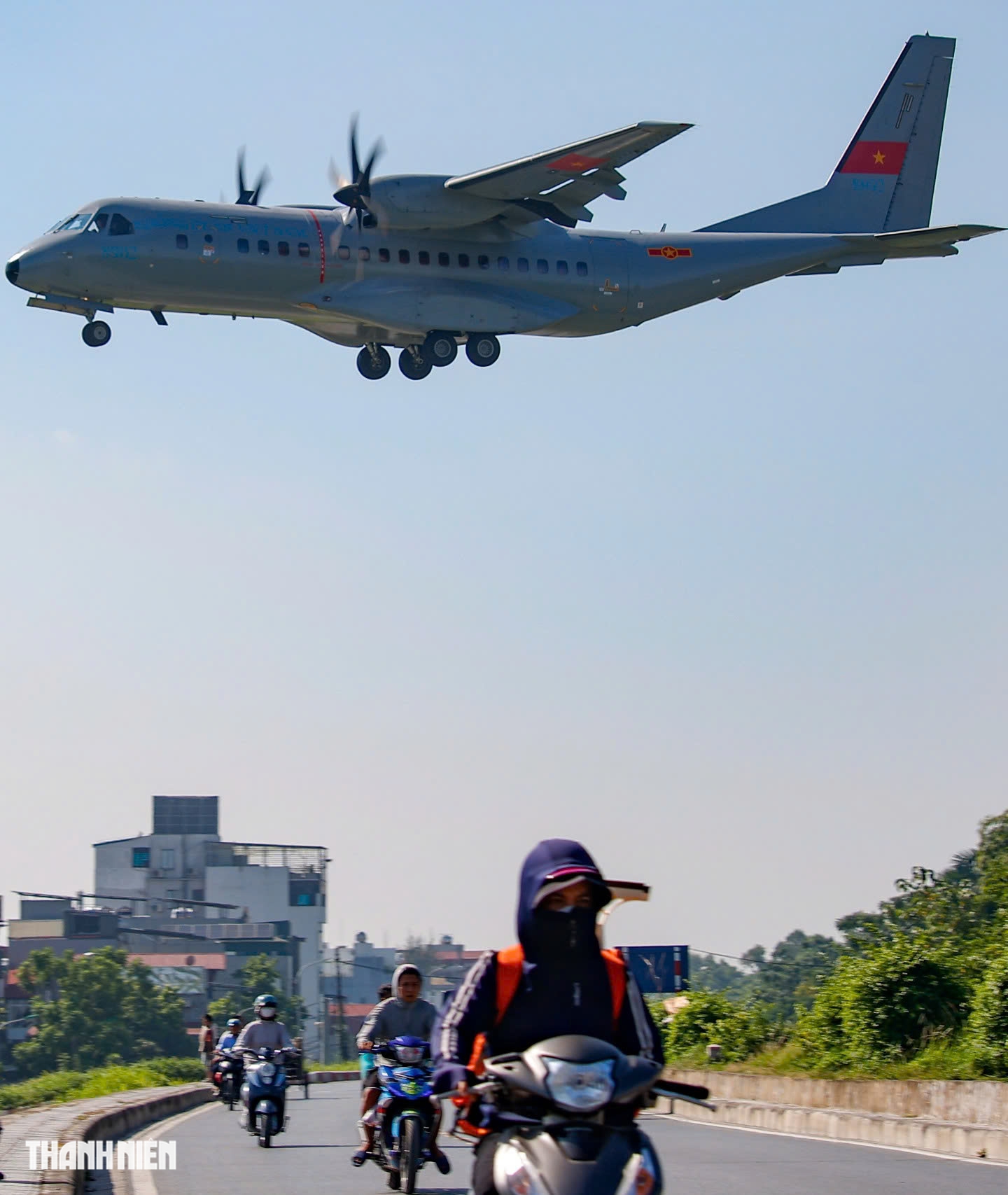 Xem 'ngựa thồ' C-295 khoác áo mới, bay biên đội 4 chiếc trên bầu trời Hà Nội- Ảnh 33.