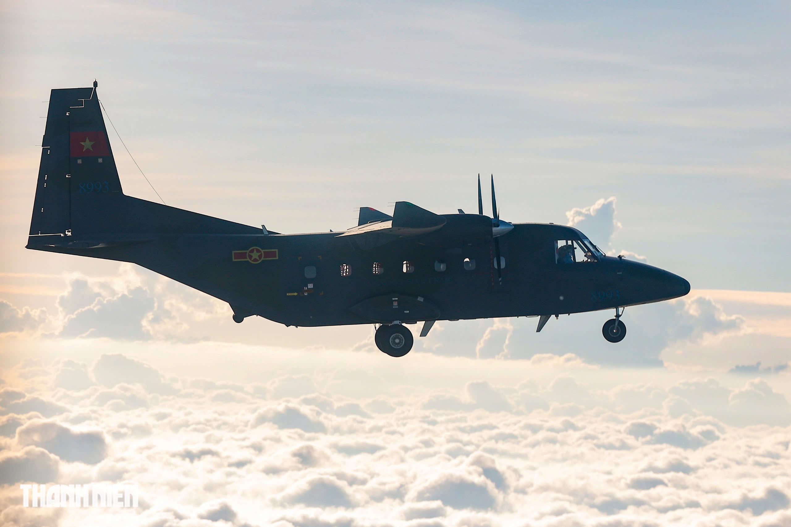 Xem 'ngựa thồ' C-295 khoác áo mới, bay biên đội 4 chiếc trên bầu trời Hà Nội- Ảnh 23.