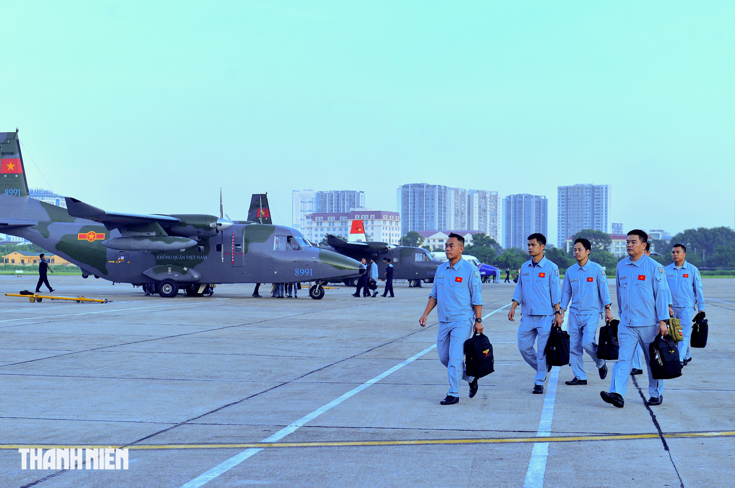 Xem 'ngựa thồ' C-295 khoác áo mới, bay biên đội 4 chiếc trên bầu trời Hà Nội- Ảnh 3.